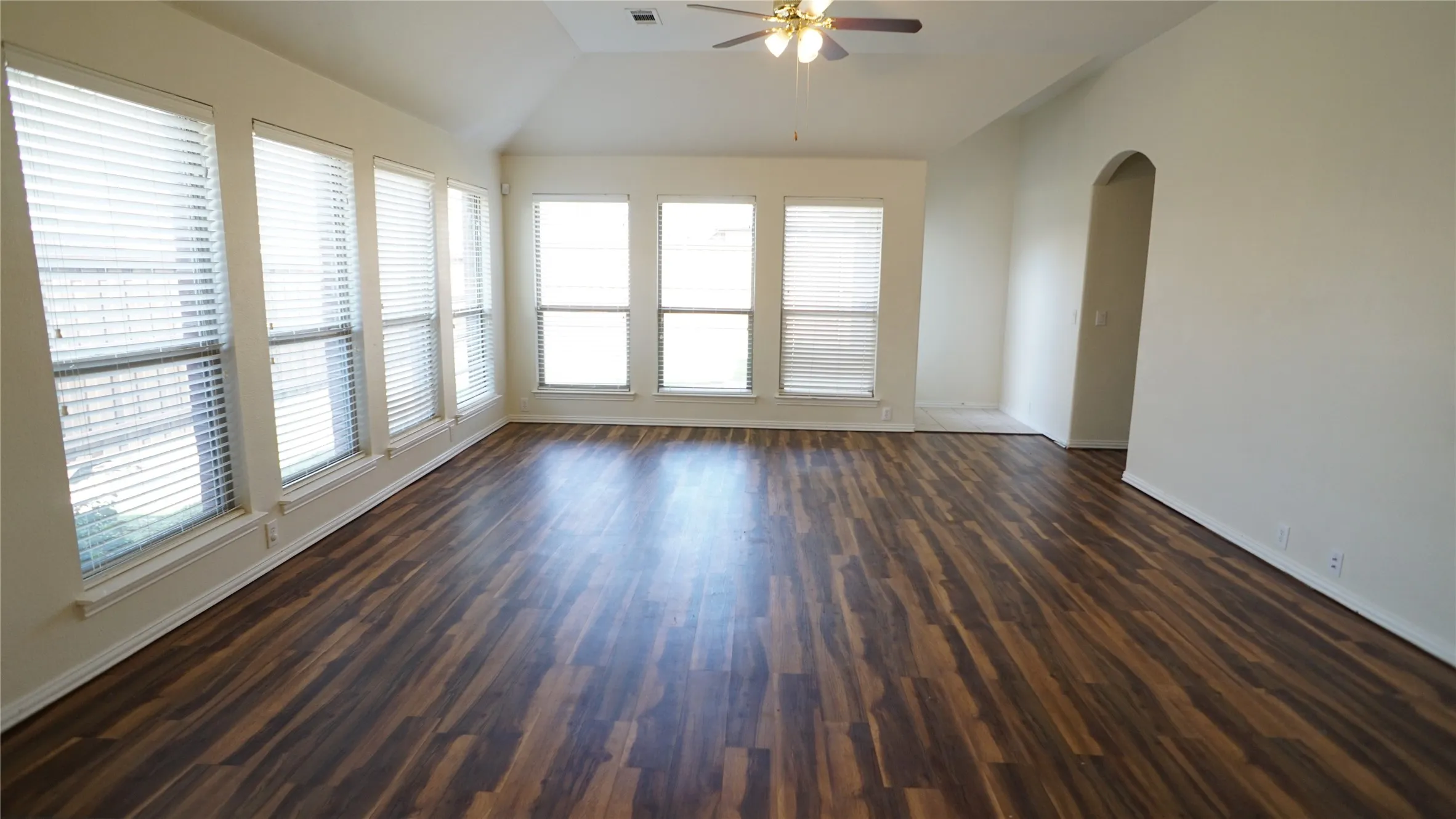 Single Family Residence For Rent in Denton County , 2409 Deerwood Drive, Little Elm, Texas 75068, 4 Bedroom, 2 Bathroom, 2 Garage spaces, 2,044 Sqft, built in 2006, mls#21293883, Real Estate Agent in Little Elm, Homes For Rent in Denton county, Homes For Rent in Little Elm, Realtor in Little Elm Texas, Real Estate Brokerage Independent Realty Texas, Luminita Cordes Realtor