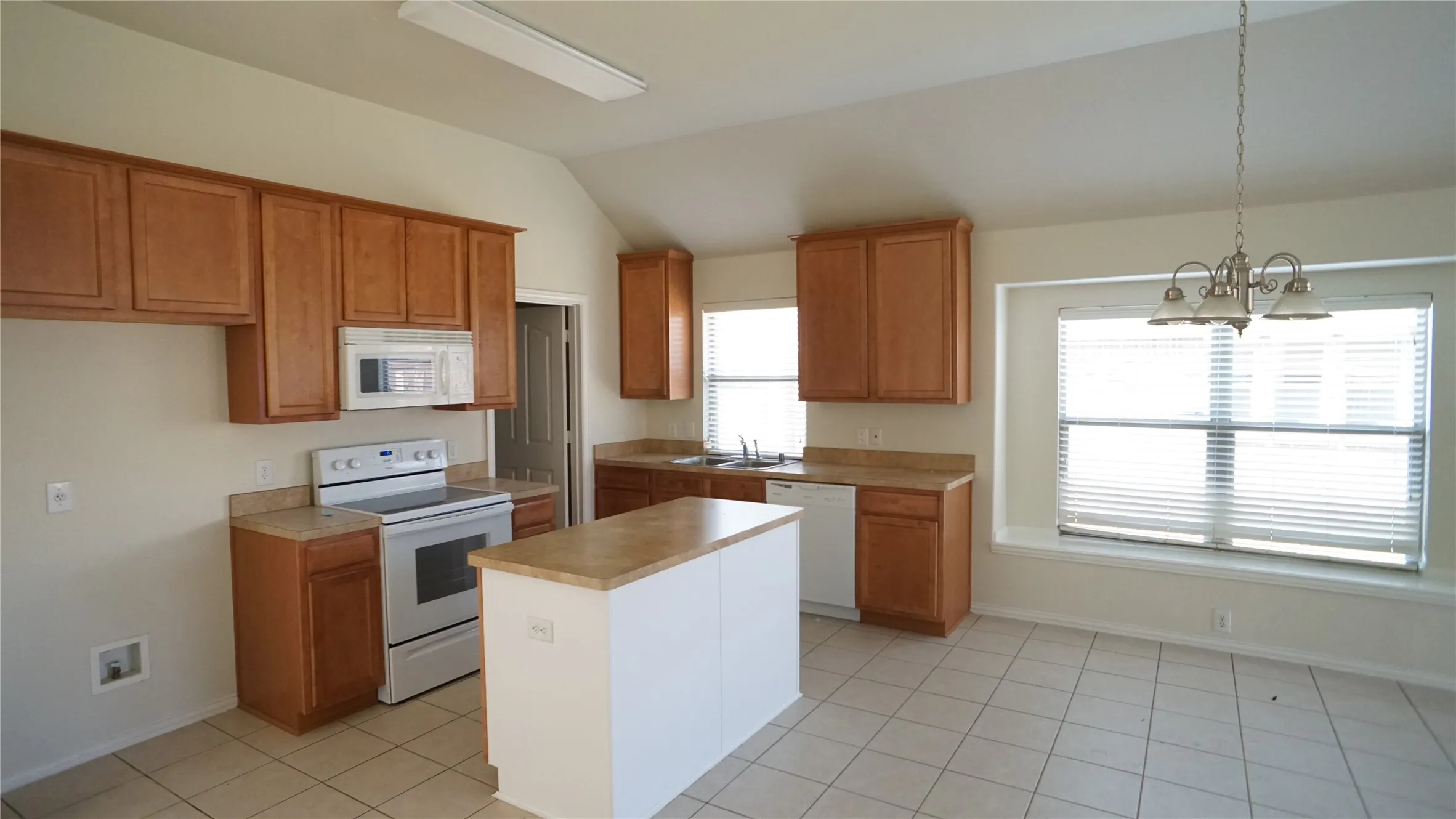 Single Family Residence For Rent in Denton County , 2409 Deerwood Drive, Little Elm, Texas 75068, 4 Bedroom, 2 Bathroom, 2 Garage spaces, 2,044 Sqft, built in 2006, mls#21293883, Real Estate Agent in Little Elm, Homes For Rent in Denton county, Homes For Rent in Little Elm, Realtor in Little Elm Texas, Real Estate Brokerage Independent Realty Texas, Luminita Cordes Realtor