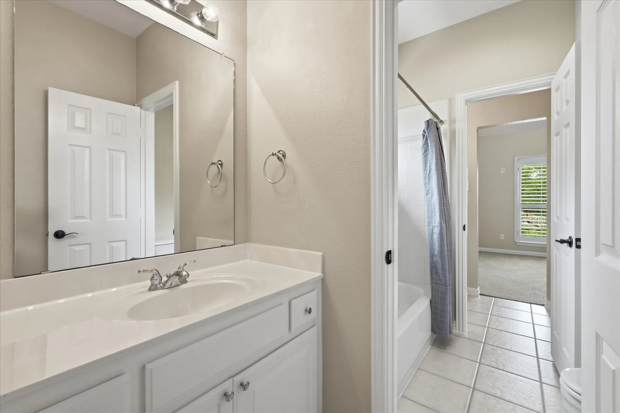 Jack & Jill bath between upstairs bedrooms
