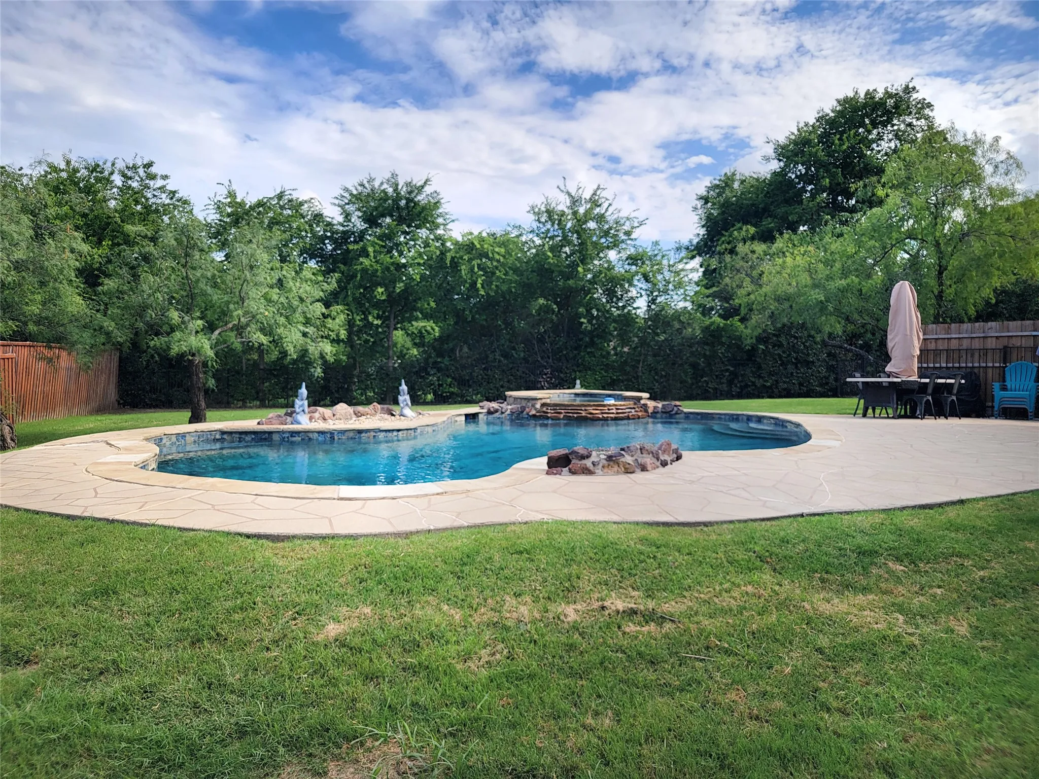 Single Family Residence For Sale in Denton County , 4016 Bordeaux Circle, Flower Mound, Texas 75022, 4 Bedroom, 4 Bathroom, 2 Garage spaces, 3,373 Sqft, built in 1993, mls#21293913, Real Estate Agent in Flower Mound, Homes For Sale in Denton county, Homes For Sale in Flower Mound, Realtor in Flower Mound Texas, Real Estate Brokerage Independent Realty Texas, Luminita Cordes Realtor