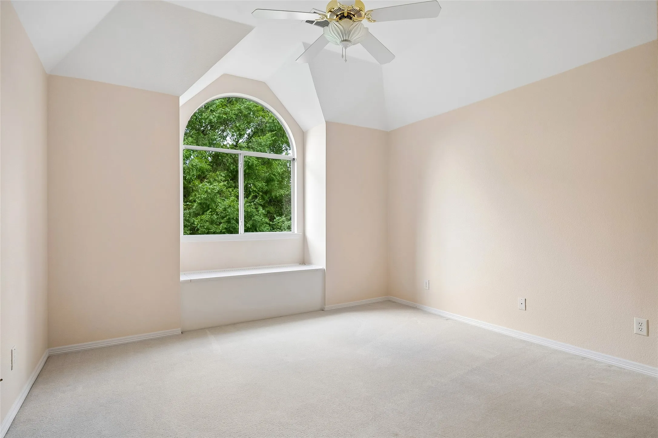 Single Family Residence For Sale in Tarrant County , 622 Regency Crossing, Southlake, Texas 76092, 3 Bedroom, 3 Bathroom, 2 Garage spaces, 3,225 Sqft, built in 1997, mls#21214016, Real Estate Agent in Southlake, Homes For Sale in Tarrant county, Homes For Sale in Southlake, Realtor in Southlake Texas, Real Estate Brokerage Independent Realty Texas, Luminita Cordes Realtor