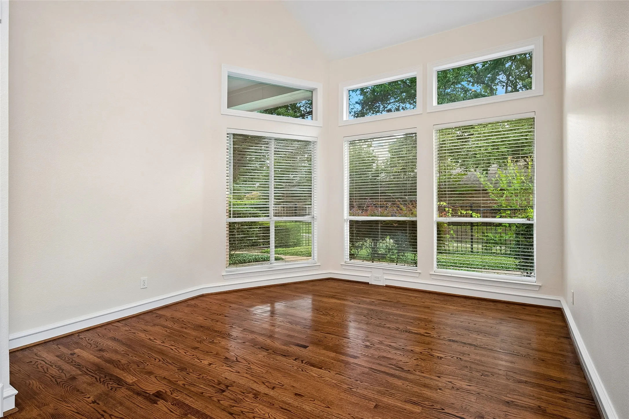 Single Family Residence For Sale in Tarrant County , 622 Regency Crossing, Southlake, Texas 76092, 3 Bedroom, 3 Bathroom, 2 Garage spaces, 3,225 Sqft, built in 1997, mls#21214016, Real Estate Agent in Southlake, Homes For Sale in Tarrant county, Homes For Sale in Southlake, Realtor in Southlake Texas, Real Estate Brokerage Independent Realty Texas, Luminita Cordes Realtor