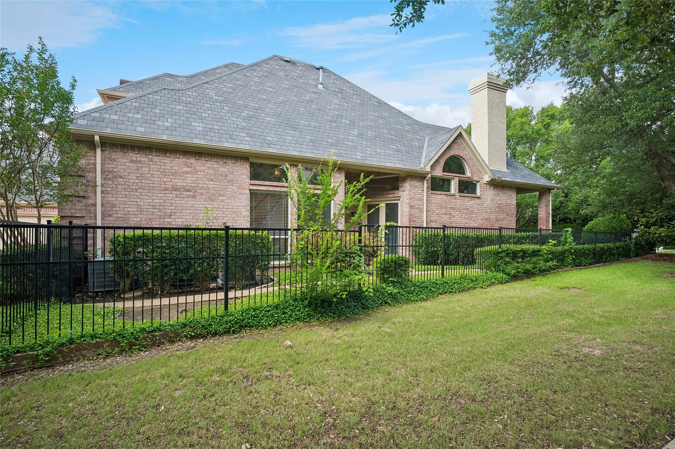 Single Family Residence For Sale in Tarrant County , 622 Regency Crossing, Southlake, Texas 76092, 3 Bedroom, 3 Bathroom, 2 Garage spaces, 3,225 Sqft, built in 1997, mls#21214016, Real Estate Agent in Southlake, Homes For Sale in Tarrant county, Homes For Sale in Southlake, Realtor in Southlake Texas, Real Estate Brokerage Independent Realty Texas, Luminita Cordes Realtor