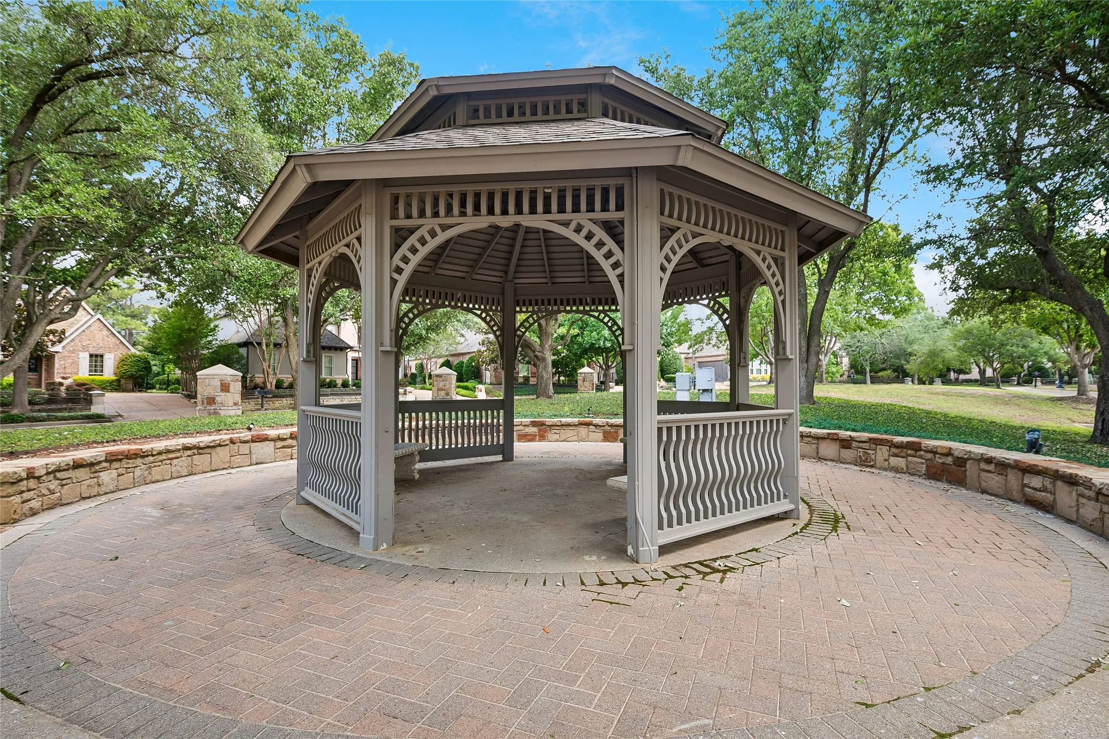 Single Family Residence For Sale in Tarrant County , 622 Regency Crossing, Southlake, Texas 76092, 3 Bedroom, 3 Bathroom, 2 Garage spaces, 3,225 Sqft, built in 1997, mls#21214016, Real Estate Agent in Southlake, Homes For Sale in Tarrant county, Homes For Sale in Southlake, Realtor in Southlake Texas, Real Estate Brokerage Independent Realty Texas, Luminita Cordes Realtor