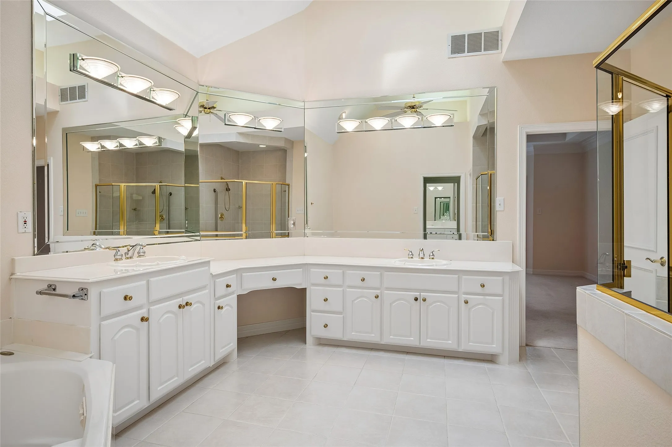 Single Family Residence For Sale in Tarrant County , 622 Regency Crossing, Southlake, Texas 76092, 3 Bedroom, 3 Bathroom, 2 Garage spaces, 3,225 Sqft, built in 1997, mls#21214016, Real Estate Agent in Southlake, Homes For Sale in Tarrant county, Homes For Sale in Southlake, Realtor in Southlake Texas, Real Estate Brokerage Independent Realty Texas, Luminita Cordes Realtor