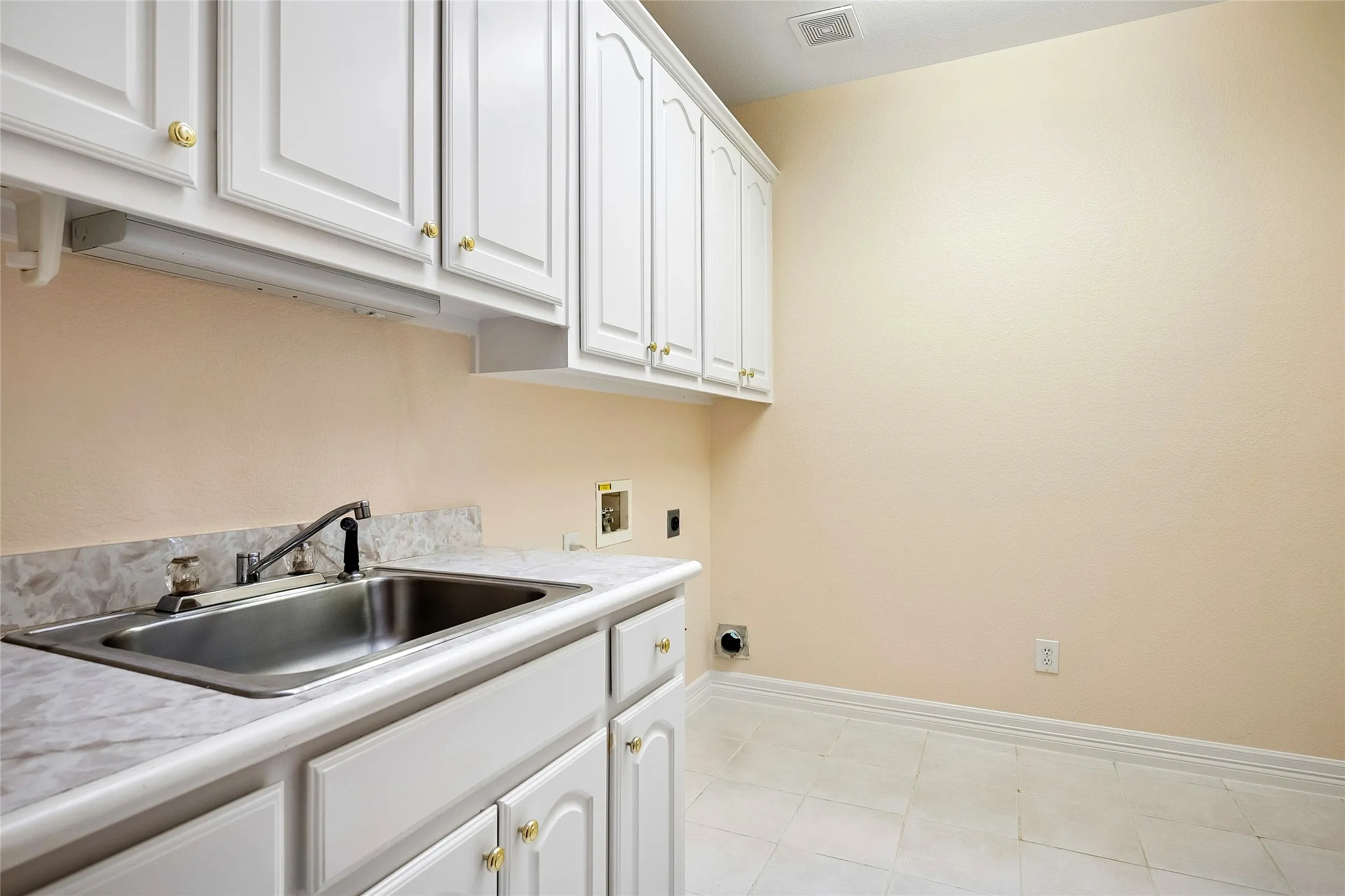 Single Family Residence For Sale in Tarrant County , 622 Regency Crossing, Southlake, Texas 76092, 3 Bedroom, 3 Bathroom, 2 Garage spaces, 3,225 Sqft, built in 1997, mls#21214016, Real Estate Agent in Southlake, Homes For Sale in Tarrant county, Homes For Sale in Southlake, Realtor in Southlake Texas, Real Estate Brokerage Independent Realty Texas, Luminita Cordes Realtor