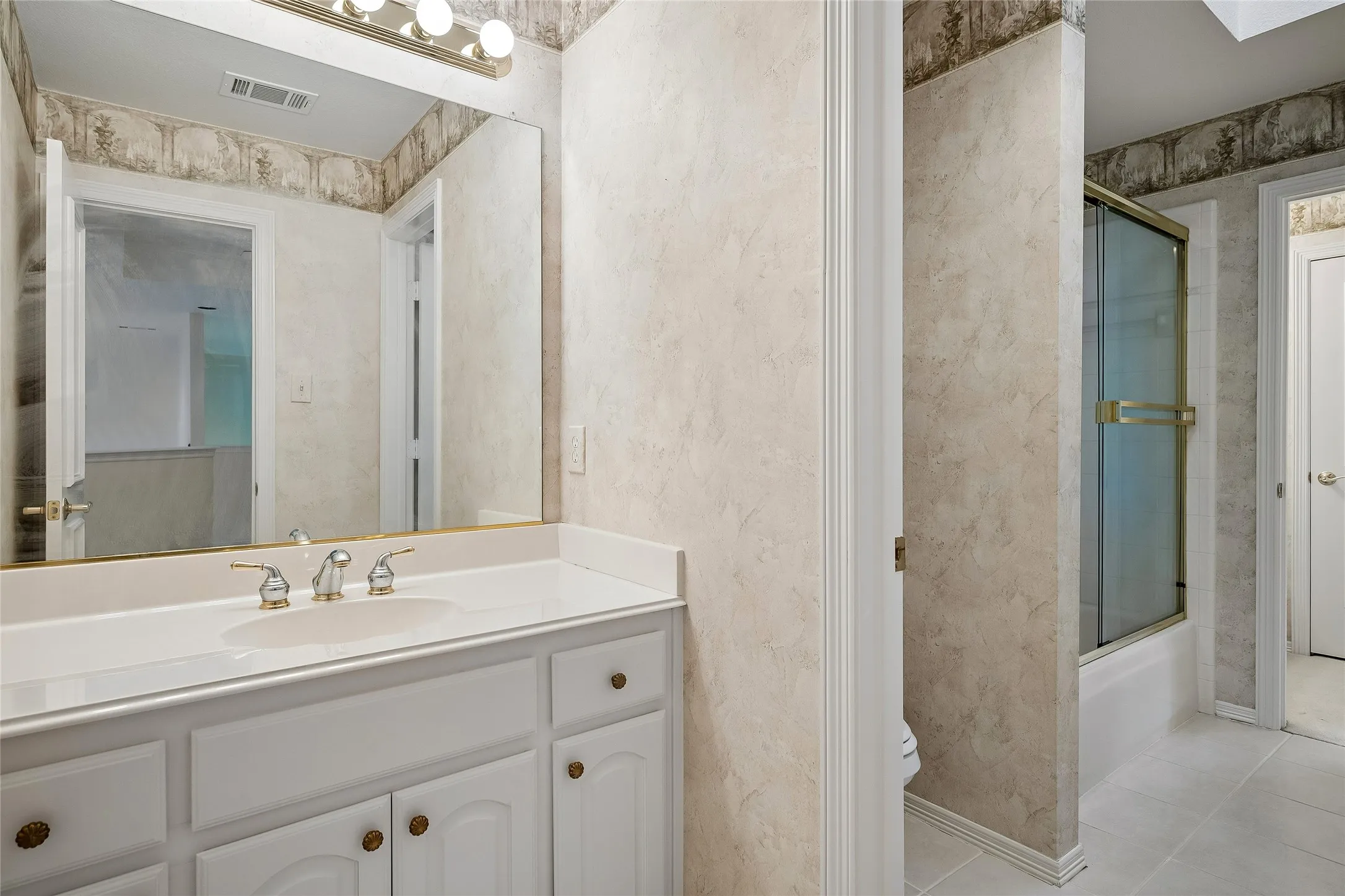 Single Family Residence For Sale in Tarrant County , 622 Regency Crossing, Southlake, Texas 76092, 3 Bedroom, 3 Bathroom, 2 Garage spaces, 3,225 Sqft, built in 1997, mls#21214016, Real Estate Agent in Southlake, Homes For Sale in Tarrant county, Homes For Sale in Southlake, Realtor in Southlake Texas, Real Estate Brokerage Independent Realty Texas, Luminita Cordes Realtor