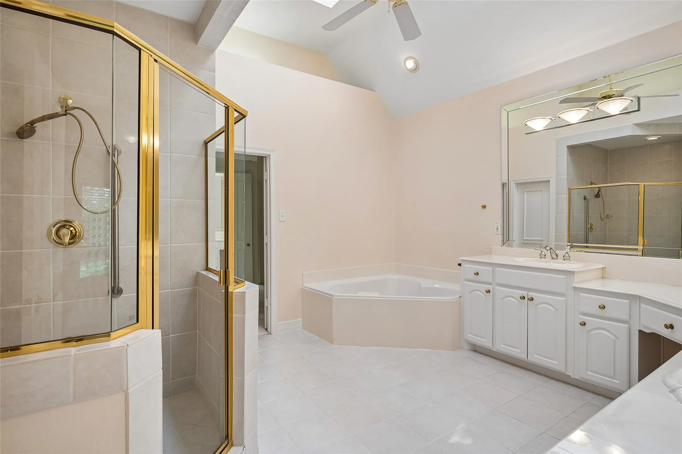 Single Family Residence For Sale in Tarrant County , 622 Regency Crossing, Southlake, Texas 76092, 3 Bedroom, 3 Bathroom, 2 Garage spaces, 3,225 Sqft, built in 1997, mls#21214016, Real Estate Agent in Southlake, Homes For Sale in Tarrant county, Homes For Sale in Southlake, Realtor in Southlake Texas, Real Estate Brokerage Independent Realty Texas, Luminita Cordes Realtor