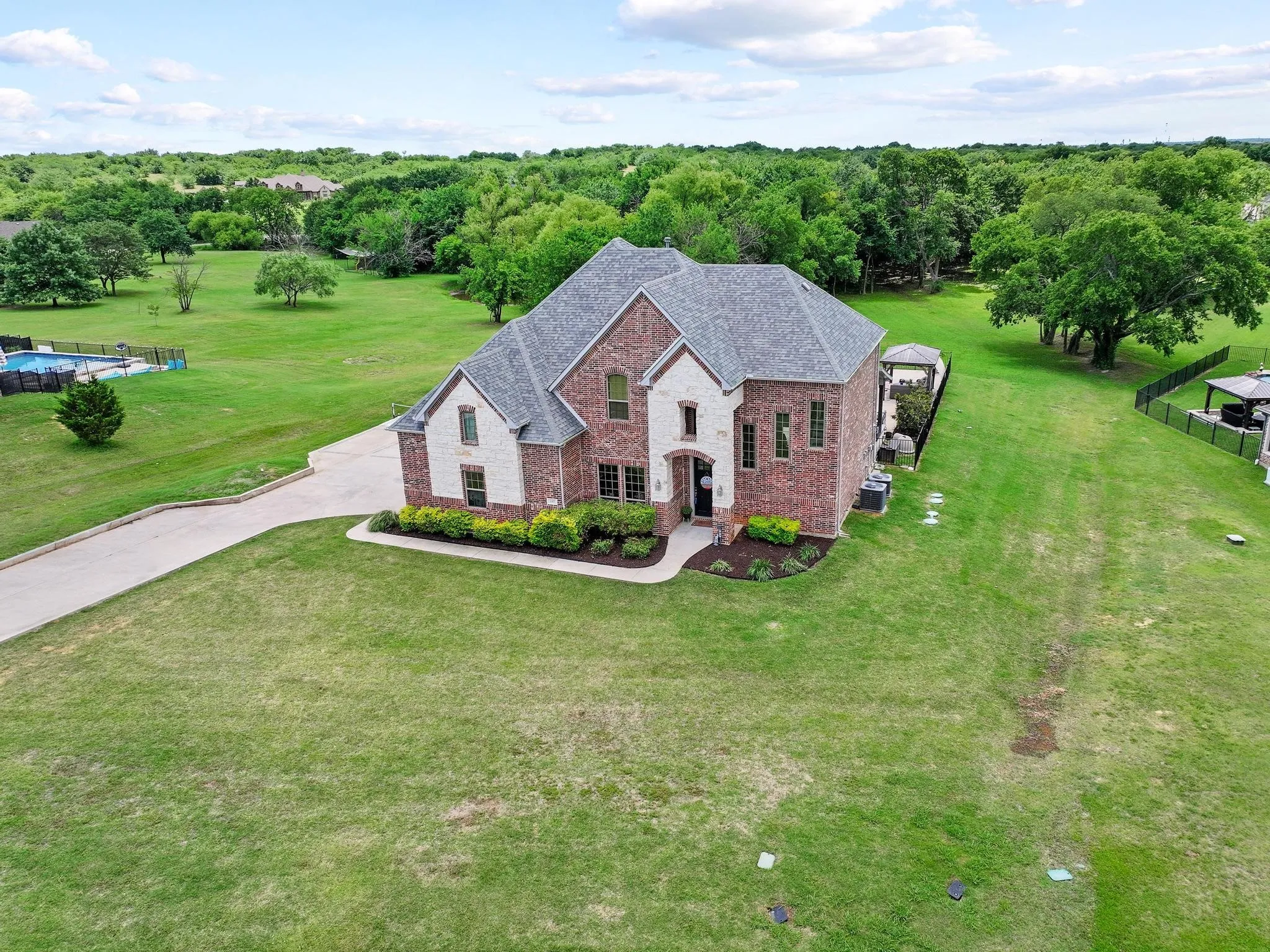 Single Family Residence For Sale in Grayson County , 107 Whispering Winds Drive, Gunter, Texas 75058, 5 Bedroom, 4 Bathroom, 3 Garage spaces, 3,642 Sqft, built in 2020, mls#21285641, Real Estate Agent in Gunter, Homes For Sale in Grayson county, Homes For Sale in Gunter, Realtor in Gunter Texas, Real Estate Brokerage Independent Realty Texas, Luminita Cordes Realtor
