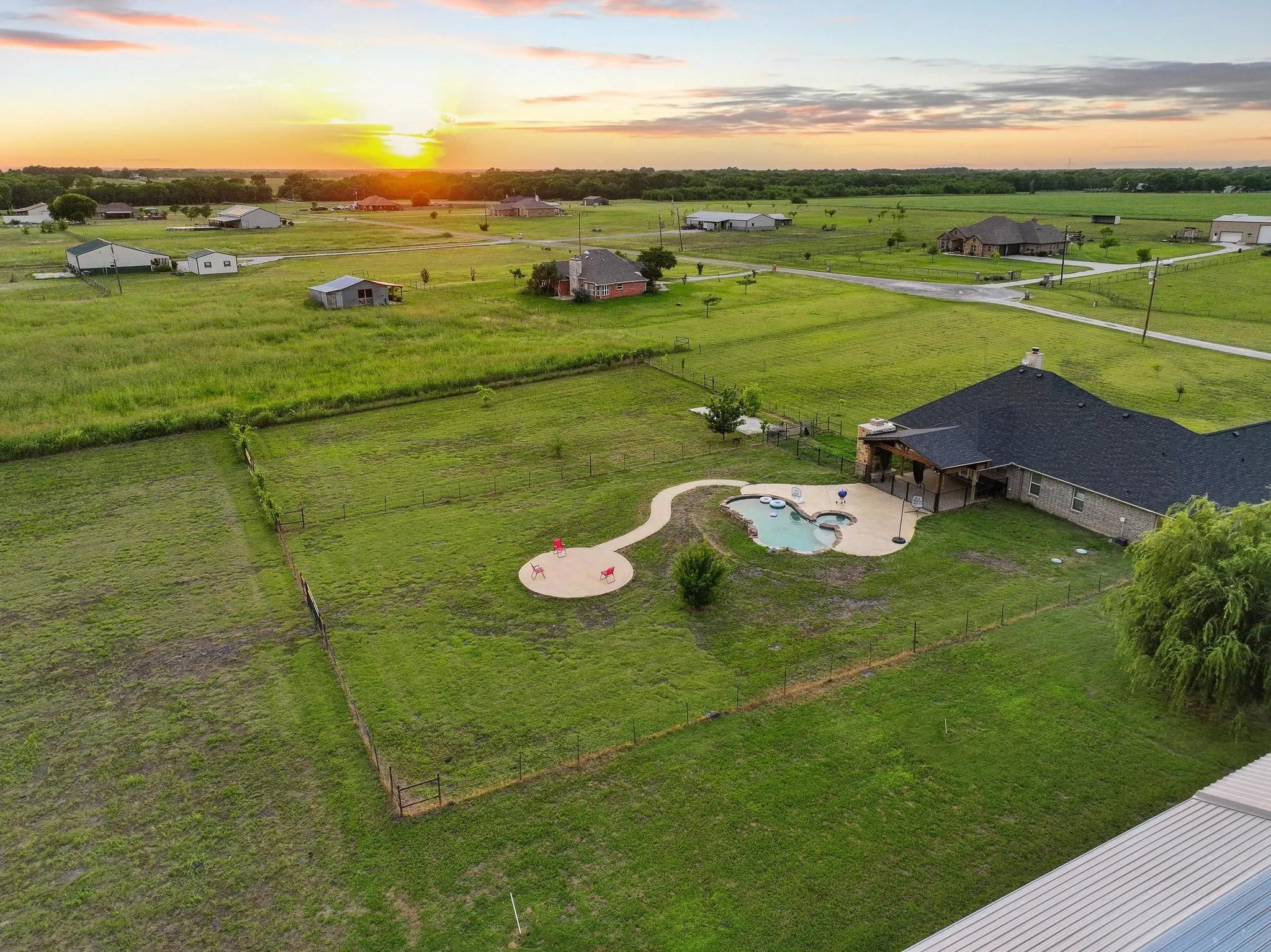 Single Family Residence For Sale in Fannin County , 460 County Road 4421, Trenton, Texas 75490, 3 Bedroom, 3 Bathroom, 3 Garage spaces, 2,417 Sqft, built in 2015, mls#21283361, Real Estate Agent in Trenton, Homes For Sale in Fannin county, Homes For Sale in Trenton, Realtor in Trenton Texas, Real Estate Brokerage Independent Realty Texas, Luminita Cordes Realtor