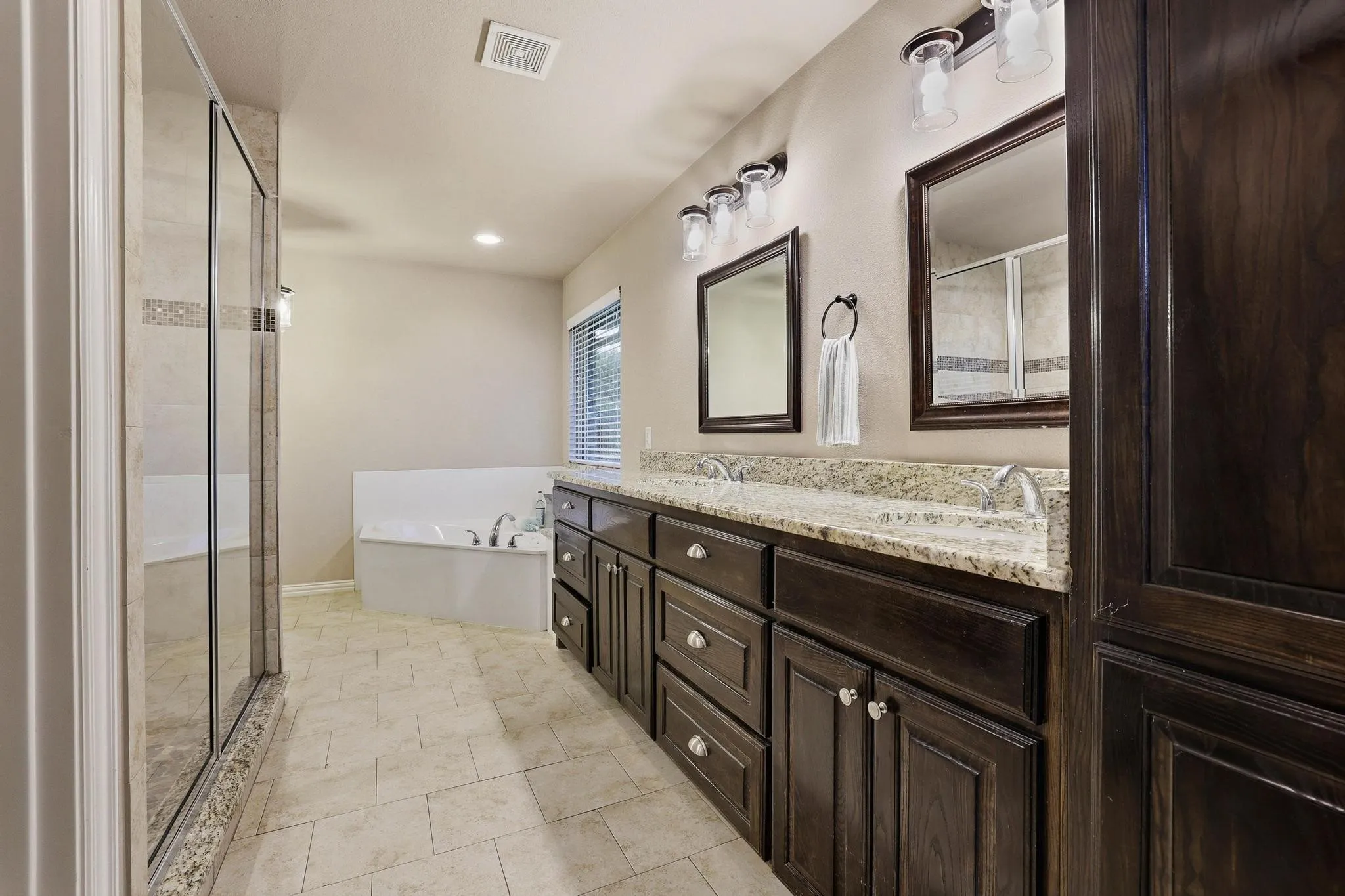 Single Family Residence For Sale in Fannin County , 460 County Road 4421, Trenton, Texas 75490, 3 Bedroom, 3 Bathroom, 3 Garage spaces, 2,417 Sqft, built in 2015, mls#21283361, Real Estate Agent in Trenton, Homes For Sale in Fannin county, Homes For Sale in Trenton, Realtor in Trenton Texas, Real Estate Brokerage Independent Realty Texas, Luminita Cordes Realtor