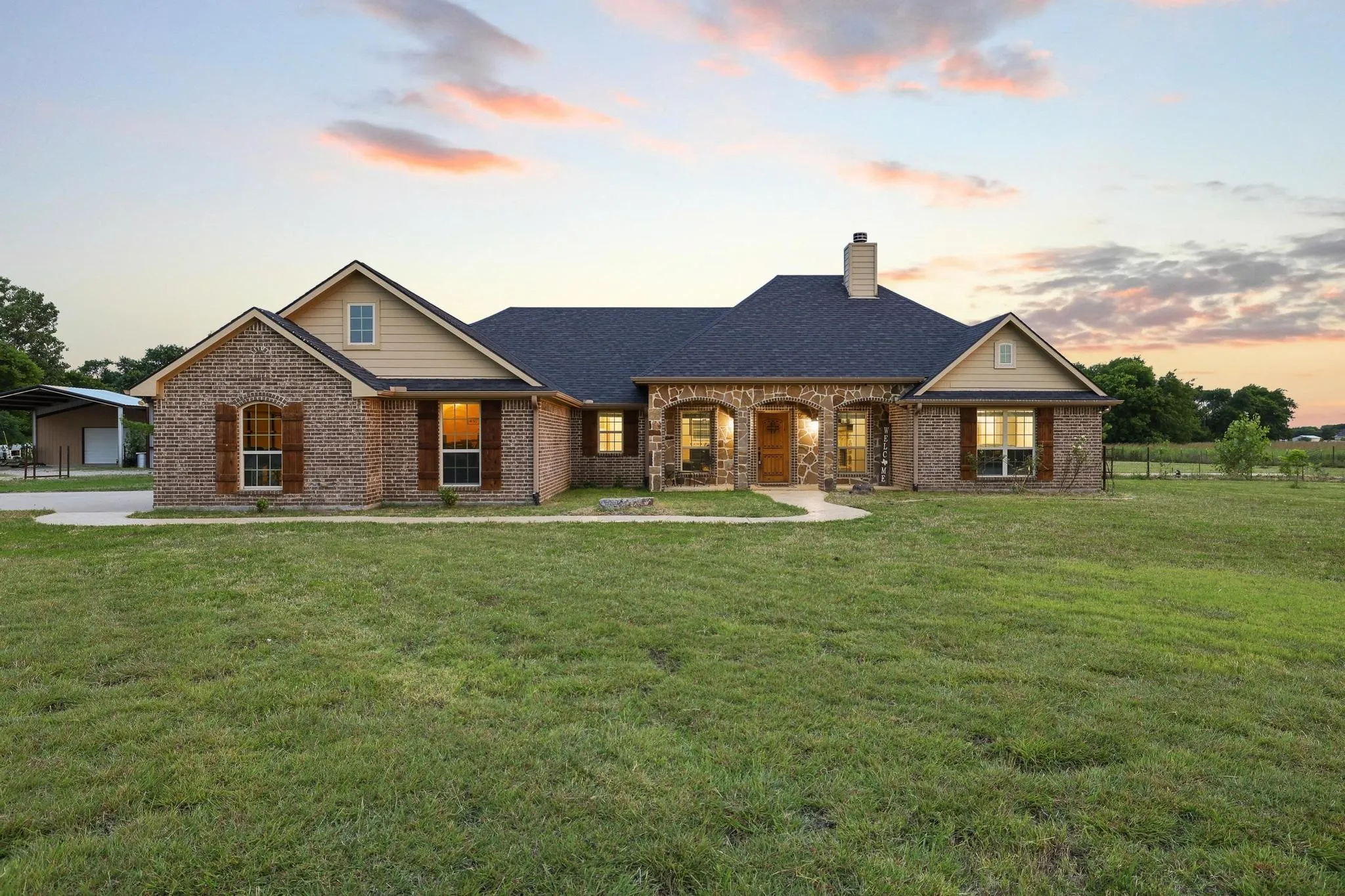 Single Family Residence For Sale in Fannin County , 460 County Road 4421, Trenton, Texas 75490, 3 Bedroom, 3 Bathroom, 3 Garage spaces, 2,417 Sqft, built in 2015, mls#21283361, Real Estate Agent in Trenton, Homes For Sale in Fannin county, Homes For Sale in Trenton, Realtor in Trenton Texas, Real Estate Brokerage Independent Realty Texas, Luminita Cordes Realtor