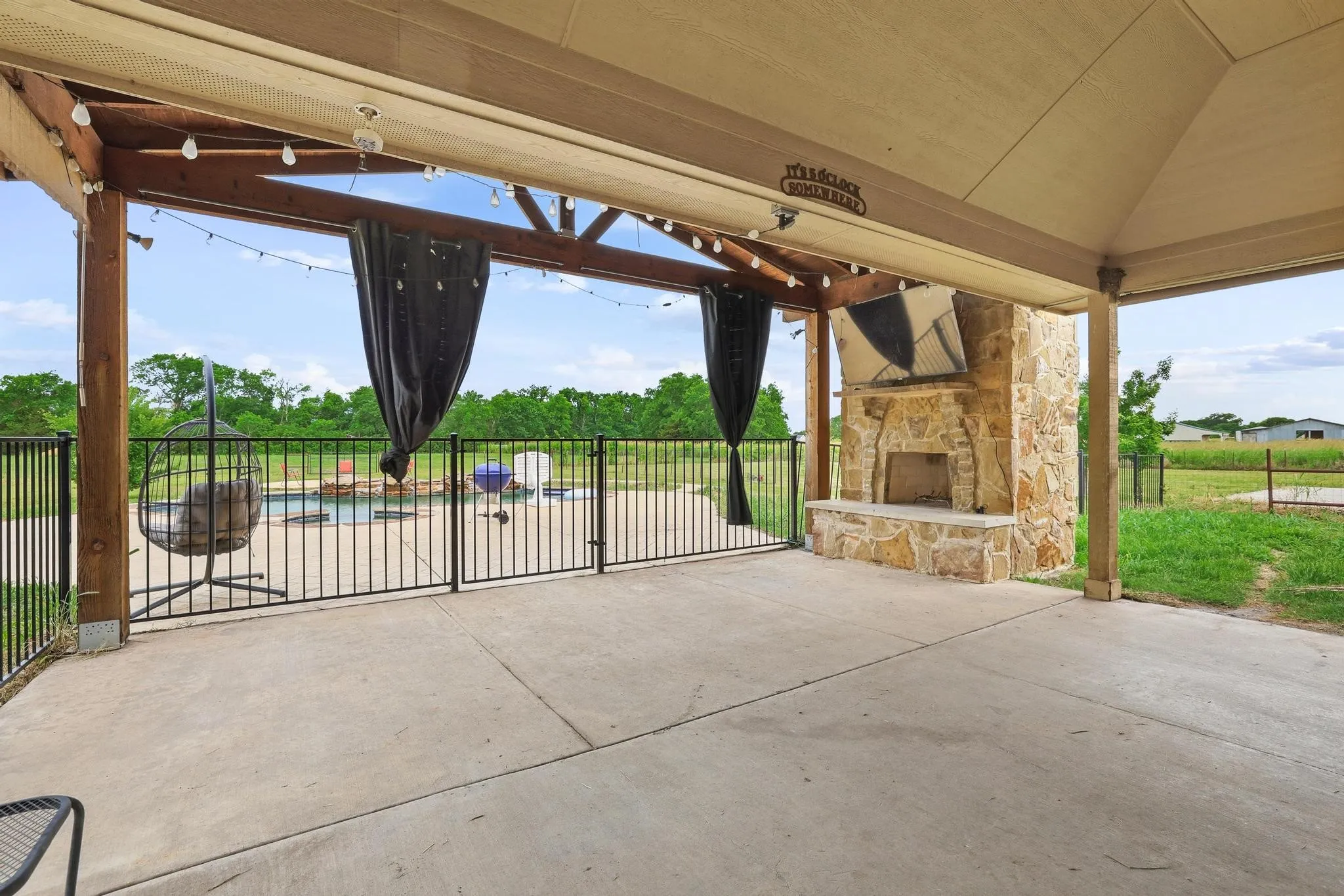Single Family Residence For Sale in Fannin County , 460 County Road 4421, Trenton, Texas 75490, 3 Bedroom, 3 Bathroom, 3 Garage spaces, 2,417 Sqft, built in 2015, mls#21283361, Real Estate Agent in Trenton, Homes For Sale in Fannin county, Homes For Sale in Trenton, Realtor in Trenton Texas, Real Estate Brokerage Independent Realty Texas, Luminita Cordes Realtor