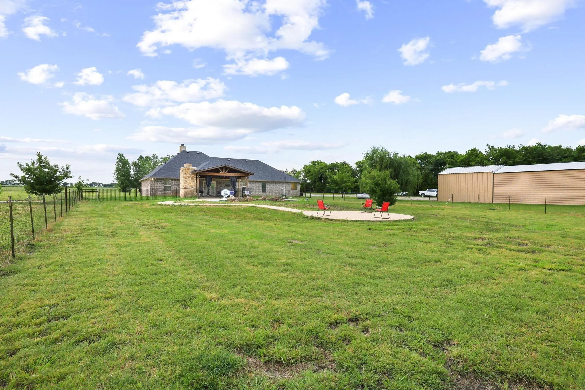 Single Family Residence For Sale in Fannin County , 460 County Road 4421, Trenton, Texas 75490, 3 Bedroom, 3 Bathroom, 3 Garage spaces, 2,417 Sqft, built in 2015, mls#21283361, Real Estate Agent in Trenton, Homes For Sale in Fannin county, Homes For Sale in Trenton, Realtor in Trenton Texas, Real Estate Brokerage Independent Realty Texas, Luminita Cordes Realtor