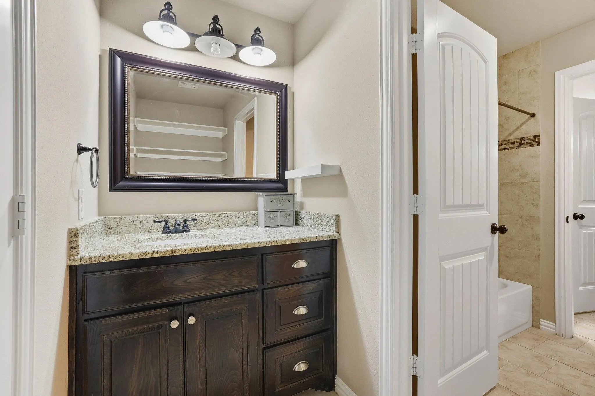 Single Family Residence For Sale in Fannin County , 460 County Road 4421, Trenton, Texas 75490, 3 Bedroom, 3 Bathroom, 3 Garage spaces, 2,417 Sqft, built in 2015, mls#21283361, Real Estate Agent in Trenton, Homes For Sale in Fannin county, Homes For Sale in Trenton, Realtor in Trenton Texas, Real Estate Brokerage Independent Realty Texas, Luminita Cordes Realtor