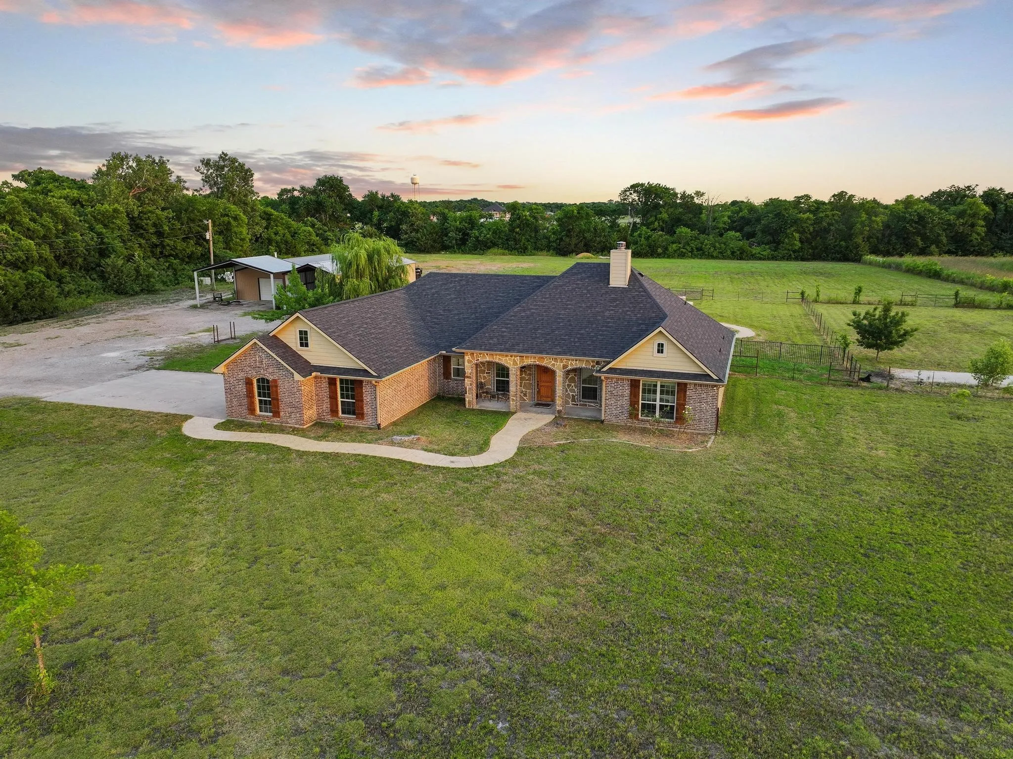Single Family Residence For Sale in Fannin County , 460 County Road 4421, Trenton, Texas 75490, 3 Bedroom, 3 Bathroom, 3 Garage spaces, 2,417 Sqft, built in 2015, mls#21283361, Real Estate Agent in Trenton, Homes For Sale in Fannin county, Homes For Sale in Trenton, Realtor in Trenton Texas, Real Estate Brokerage Independent Realty Texas, Luminita Cordes Realtor