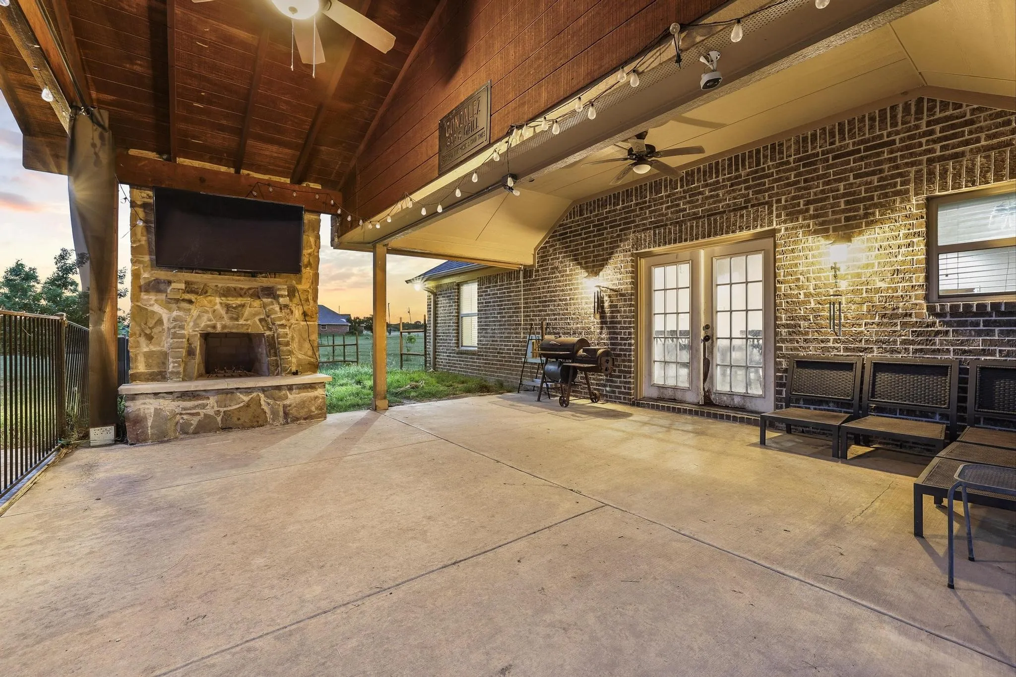 Single Family Residence For Sale in Fannin County , 460 County Road 4421, Trenton, Texas 75490, 3 Bedroom, 3 Bathroom, 3 Garage spaces, 2,417 Sqft, built in 2015, mls#21283361, Real Estate Agent in Trenton, Homes For Sale in Fannin county, Homes For Sale in Trenton, Realtor in Trenton Texas, Real Estate Brokerage Independent Realty Texas, Luminita Cordes Realtor
