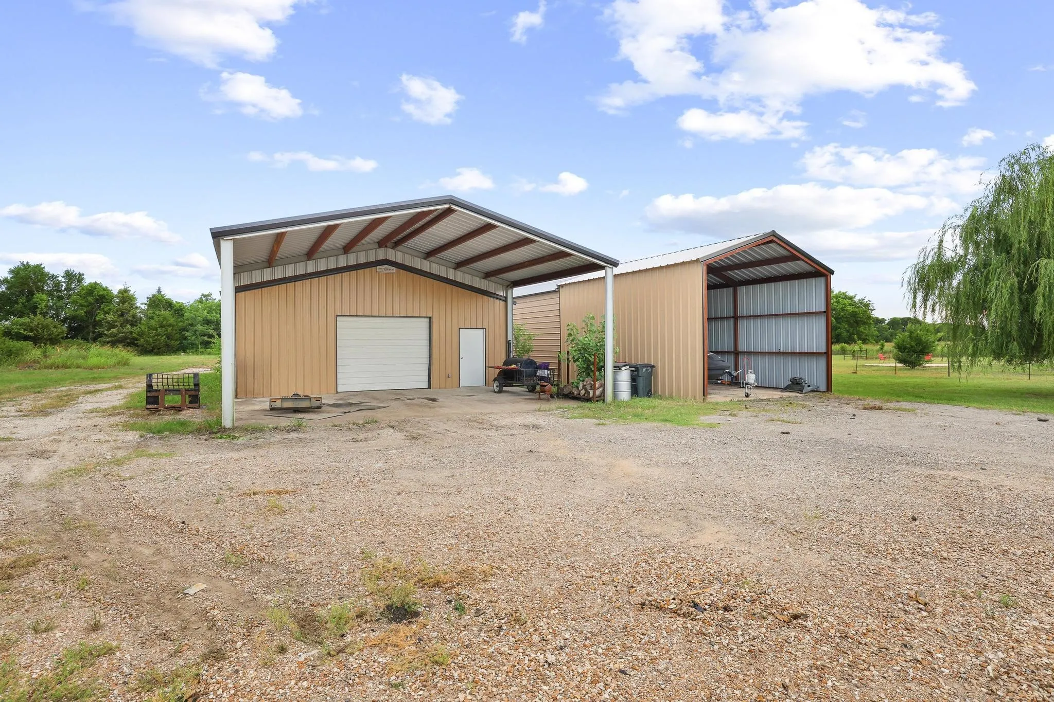 Single Family Residence For Sale in Fannin County , 460 County Road 4421, Trenton, Texas 75490, 3 Bedroom, 3 Bathroom, 3 Garage spaces, 2,417 Sqft, built in 2015, mls#21283361, Real Estate Agent in Trenton, Homes For Sale in Fannin county, Homes For Sale in Trenton, Realtor in Trenton Texas, Real Estate Brokerage Independent Realty Texas, Luminita Cordes Realtor