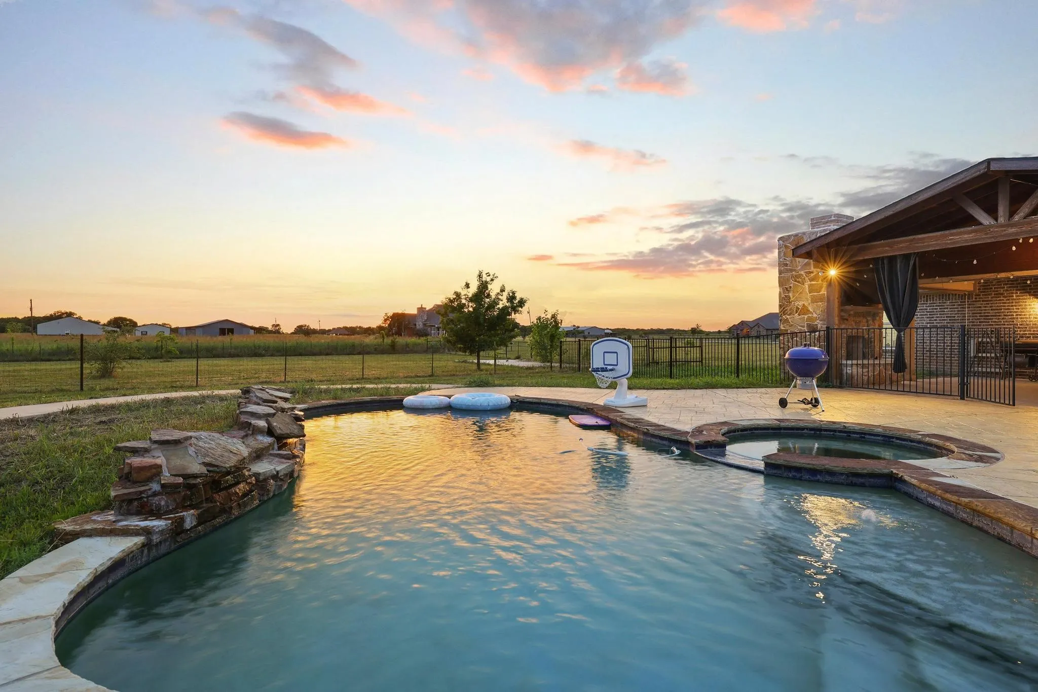 Single Family Residence For Sale in Fannin County , 460 County Road 4421, Trenton, Texas 75490, 3 Bedroom, 3 Bathroom, 3 Garage spaces, 2,417 Sqft, built in 2015, mls#21283361, Real Estate Agent in Trenton, Homes For Sale in Fannin county, Homes For Sale in Trenton, Realtor in Trenton Texas, Real Estate Brokerage Independent Realty Texas, Luminita Cordes Realtor