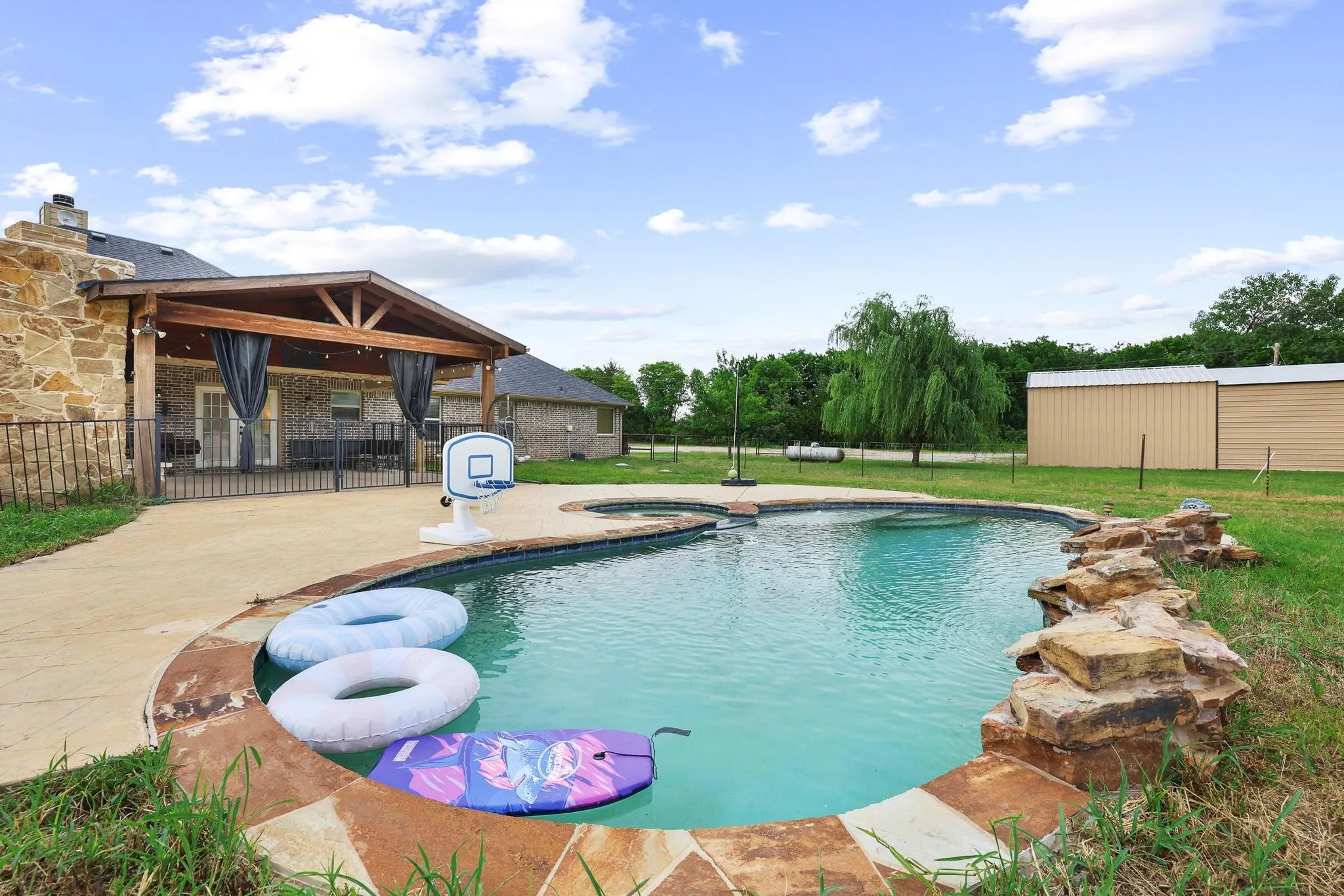 Single Family Residence For Sale in Fannin County , 460 County Road 4421, Trenton, Texas 75490, 3 Bedroom, 3 Bathroom, 3 Garage spaces, 2,417 Sqft, built in 2015, mls#21283361, Real Estate Agent in Trenton, Homes For Sale in Fannin county, Homes For Sale in Trenton, Realtor in Trenton Texas, Real Estate Brokerage Independent Realty Texas, Luminita Cordes Realtor