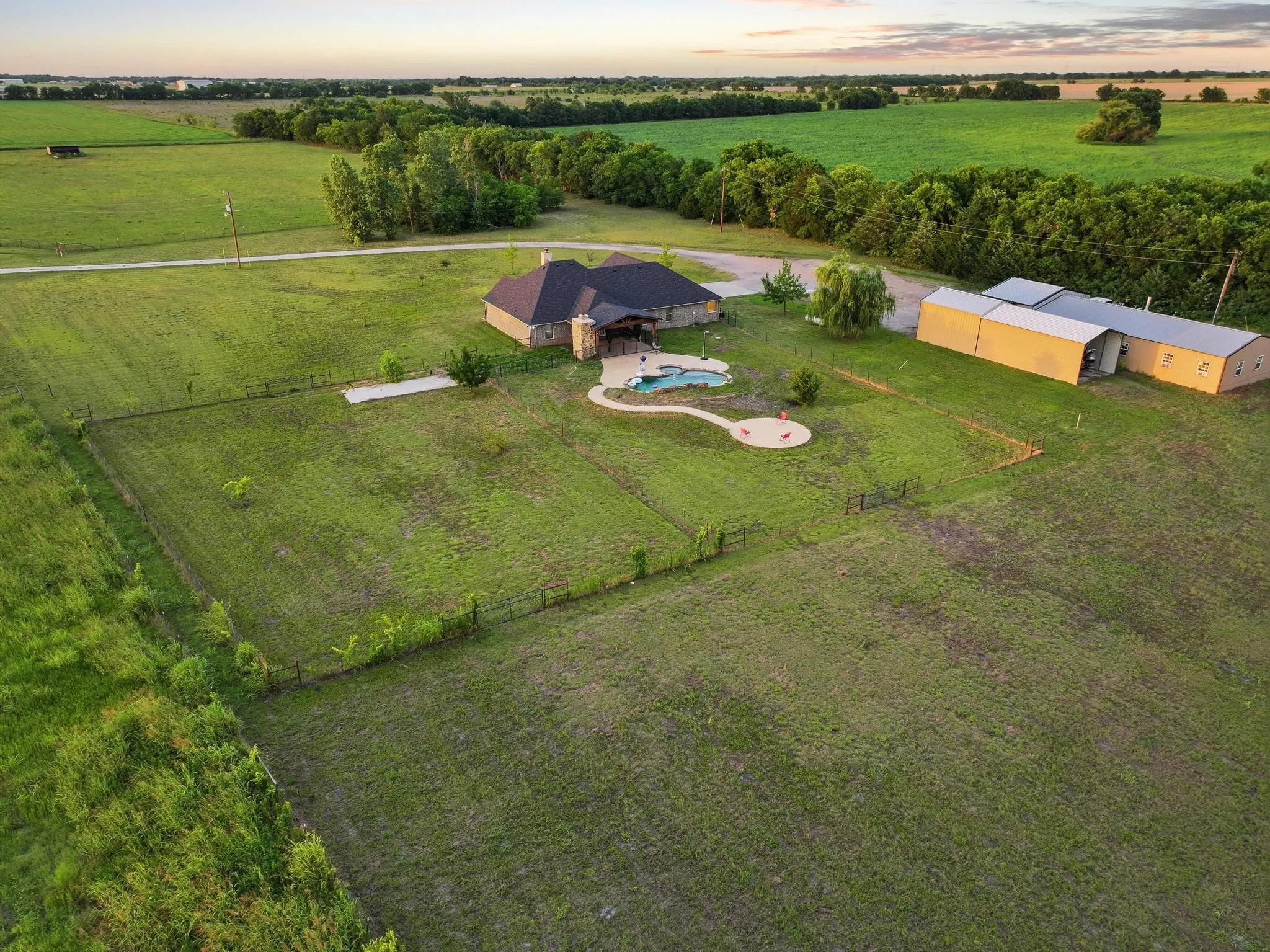 Single Family Residence For Sale in Fannin County , 460 County Road 4421, Trenton, Texas 75490, 3 Bedroom, 3 Bathroom, 3 Garage spaces, 2,417 Sqft, built in 2015, mls#21283361, Real Estate Agent in Trenton, Homes For Sale in Fannin county, Homes For Sale in Trenton, Realtor in Trenton Texas, Real Estate Brokerage Independent Realty Texas, Luminita Cordes Realtor