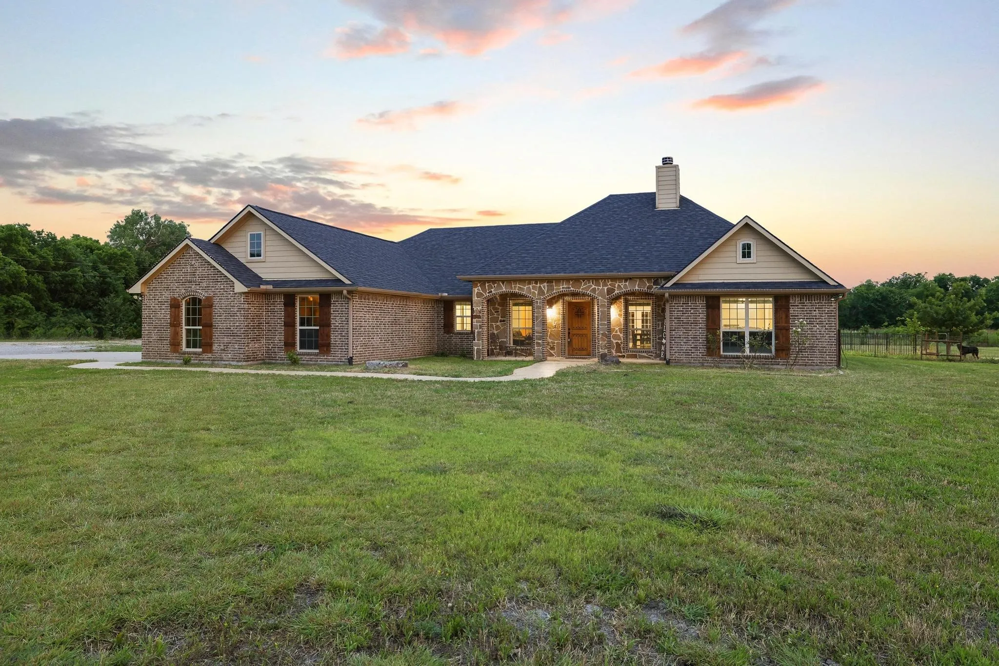 Single Family Residence For Sale in Fannin County , 460 County Road 4421, Trenton, Texas 75490, 3 Bedroom, 3 Bathroom, 3 Garage spaces, 2,417 Sqft, built in 2015, mls#21283361, Real Estate Agent in Trenton, Homes For Sale in Fannin county, Homes For Sale in Trenton, Realtor in Trenton Texas, Real Estate Brokerage Independent Realty Texas, Luminita Cordes Realtor