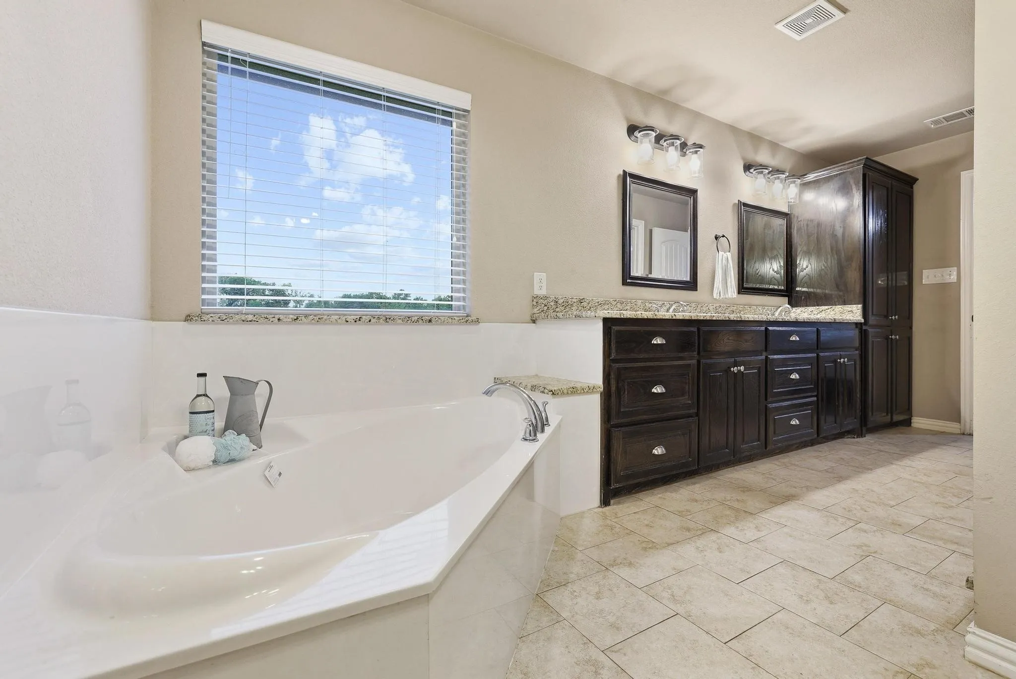 Single Family Residence For Sale in Fannin County , 460 County Road 4421, Trenton, Texas 75490, 3 Bedroom, 3 Bathroom, 3 Garage spaces, 2,417 Sqft, built in 2015, mls#21283361, Real Estate Agent in Trenton, Homes For Sale in Fannin county, Homes For Sale in Trenton, Realtor in Trenton Texas, Real Estate Brokerage Independent Realty Texas, Luminita Cordes Realtor
