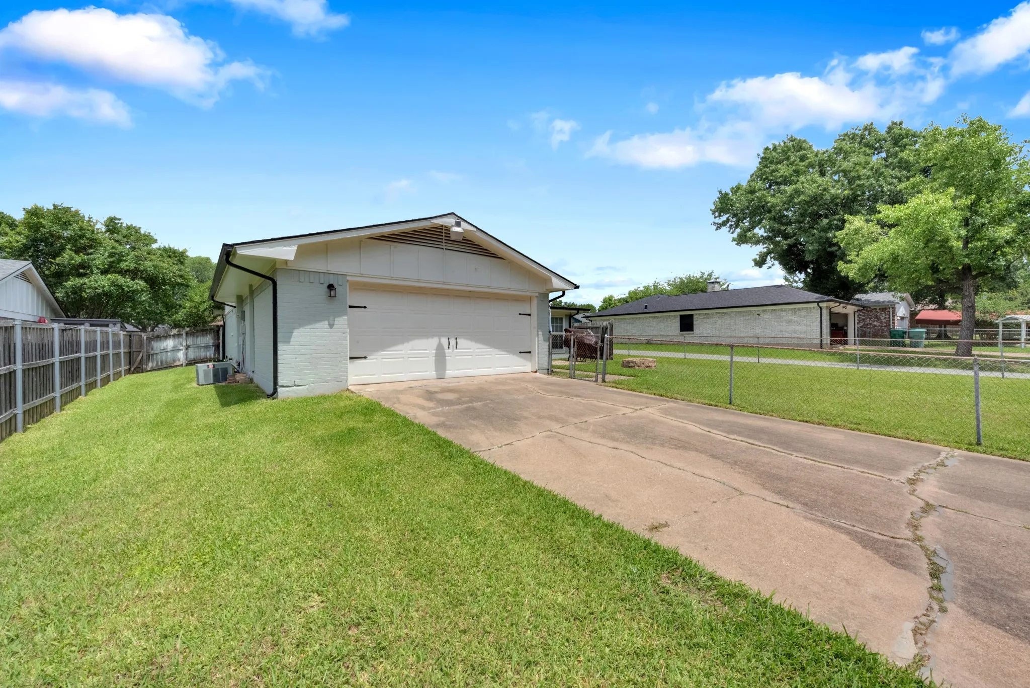 Single Family Residence For Sale in Grayson County , 842 Starlight Drive, Sherman, Texas 75090, 3 Bedroom, 2 Bathroom, 2 Garage spaces, 1,558 Sqft, built in 1969, mls#21291255, Real Estate Agent in Sherman, Homes For Sale in Grayson county, Homes For Sale in Sherman, Realtor in Sherman Texas, Real Estate Brokerage Independent Realty Texas, Luminita Cordes Realtor