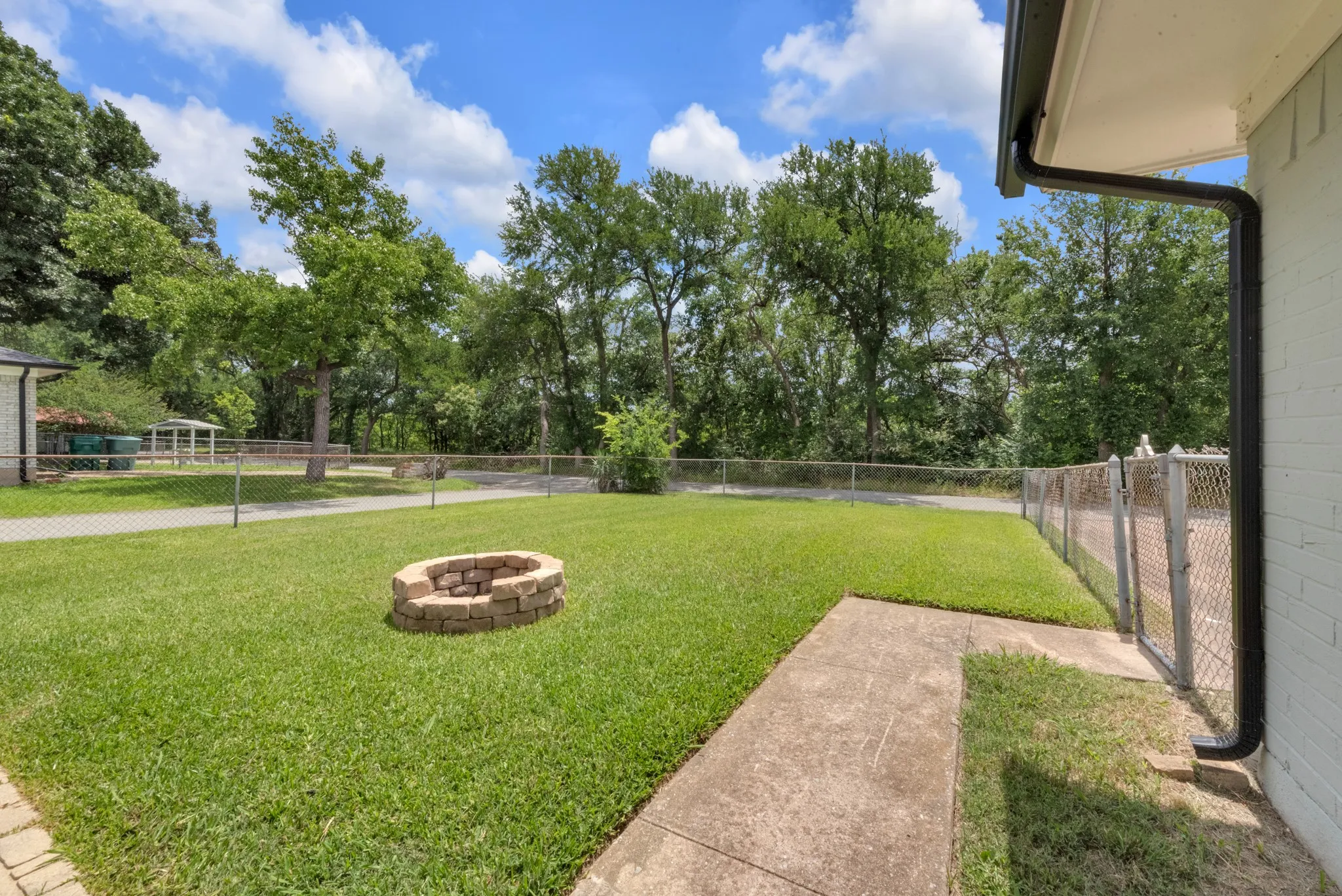 Single Family Residence For Sale in Grayson County , 842 Starlight Drive, Sherman, Texas 75090, 3 Bedroom, 2 Bathroom, 2 Garage spaces, 1,558 Sqft, built in 1969, mls#21291255, Real Estate Agent in Sherman, Homes For Sale in Grayson county, Homes For Sale in Sherman, Realtor in Sherman Texas, Real Estate Brokerage Independent Realty Texas, Luminita Cordes Realtor