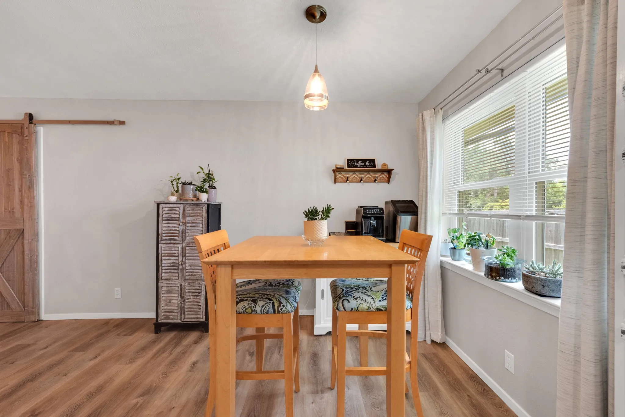 Single Family Residence For Sale in Grayson County , 842 Starlight Drive, Sherman, Texas 75090, 3 Bedroom, 2 Bathroom, 2 Garage spaces, 1,558 Sqft, built in 1969, mls#21291255, Real Estate Agent in Sherman, Homes For Sale in Grayson county, Homes For Sale in Sherman, Realtor in Sherman Texas, Real Estate Brokerage Independent Realty Texas, Luminita Cordes Realtor