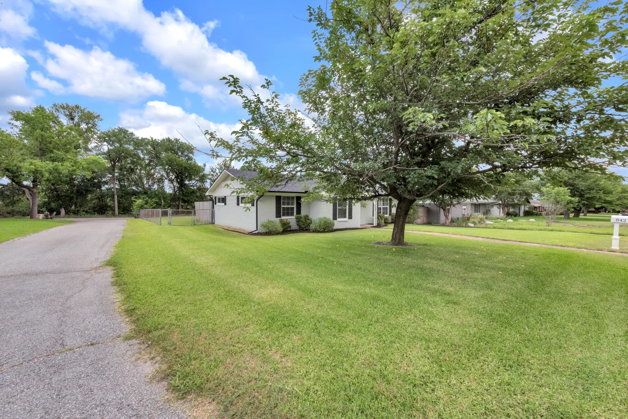 Single Family Residence For Sale in Grayson County , 842 Starlight Drive, Sherman, Texas 75090, 3 Bedroom, 2 Bathroom, 2 Garage spaces, 1,558 Sqft, built in 1969, mls#21291255, Real Estate Agent in Sherman, Homes For Sale in Grayson county, Homes For Sale in Sherman, Realtor in Sherman Texas, Real Estate Brokerage Independent Realty Texas, Luminita Cordes Realtor