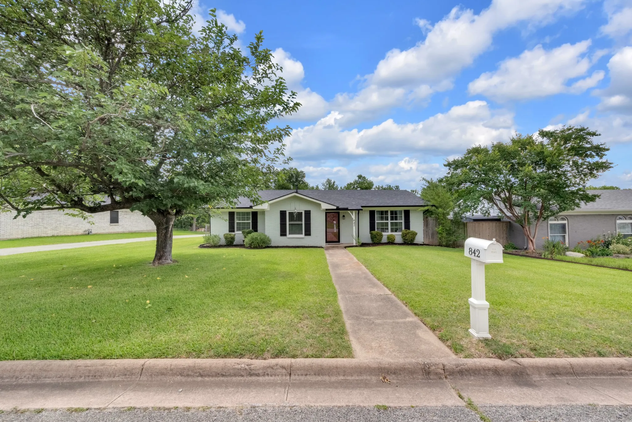 Single Family Residence For Sale in Grayson County , 842 Starlight Drive, Sherman, Texas 75090, 3 Bedroom, 2 Bathroom, 2 Garage spaces, 1,558 Sqft, built in 1969, mls#21291255, Real Estate Agent in Sherman, Homes For Sale in Grayson county, Homes For Sale in Sherman, Realtor in Sherman Texas, Real Estate Brokerage Independent Realty Texas, Luminita Cordes Realtor