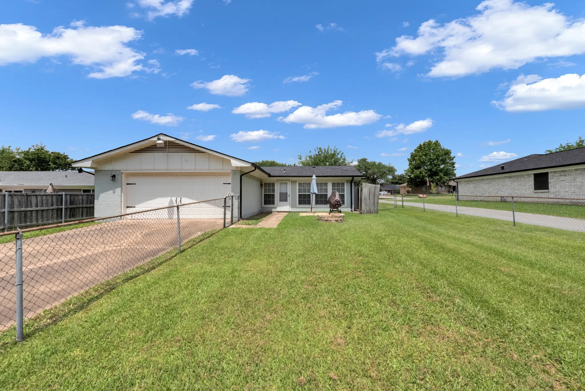 Single Family Residence For Sale in Grayson County , 842 Starlight Drive, Sherman, Texas 75090, 3 Bedroom, 2 Bathroom, 2 Garage spaces, 1,558 Sqft, built in 1969, mls#21291255, Real Estate Agent in Sherman, Homes For Sale in Grayson county, Homes For Sale in Sherman, Realtor in Sherman Texas, Real Estate Brokerage Independent Realty Texas, Luminita Cordes Realtor