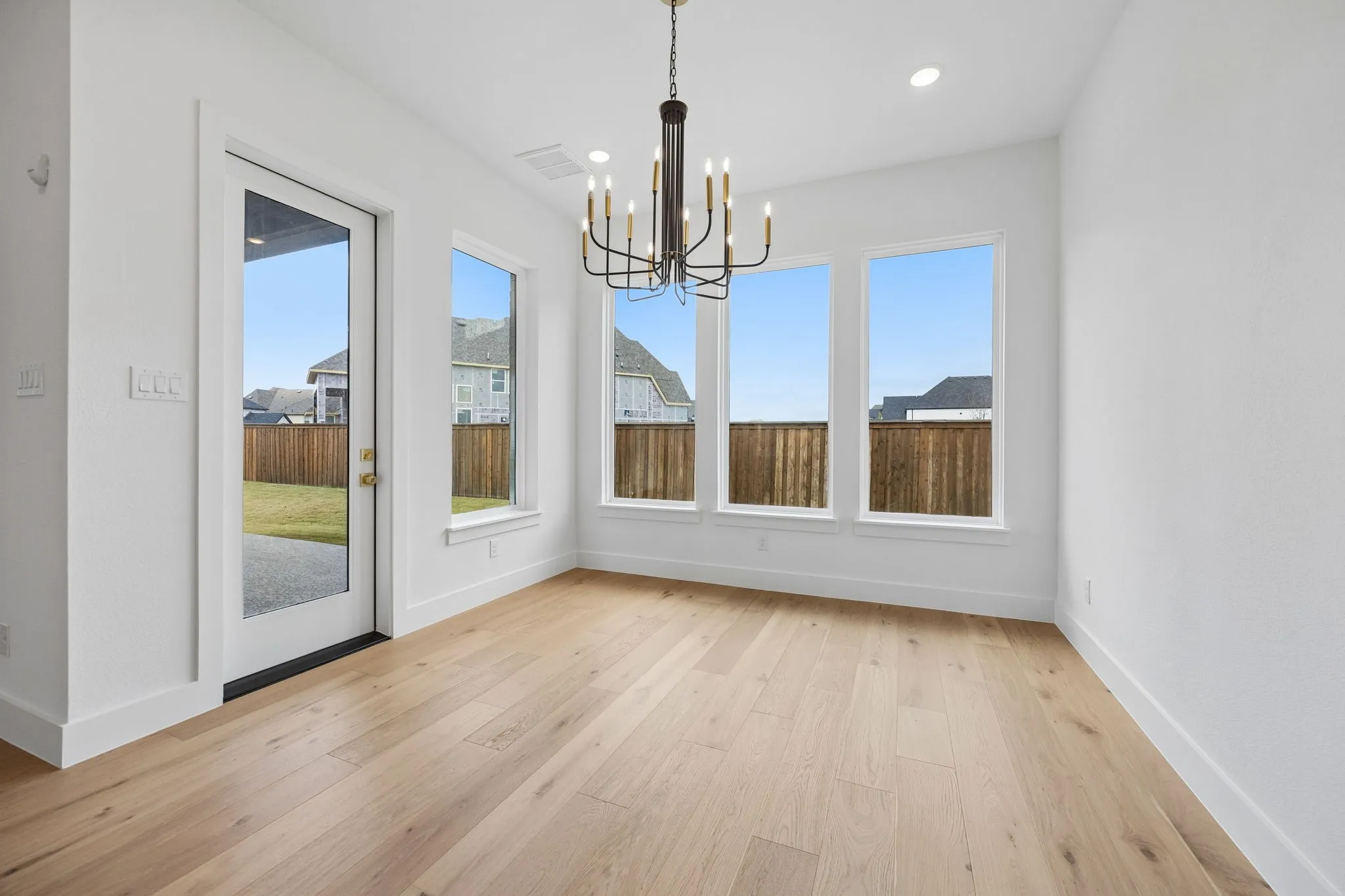 Whether it's lively dinner parties or cozy family gatherings, this dining room fits all occasions!