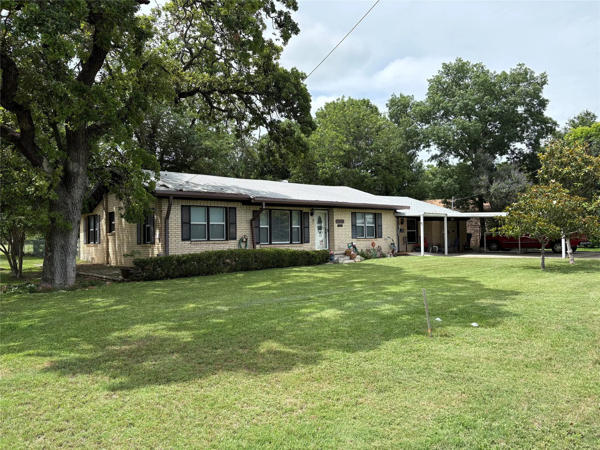 Single Family Residence For Sale in Eastland County , 323 S Fisher Street, Gorman, Texas 76454, 3 Bedroom, 2 Bathroom, 1 Garage spaces, 2,066 Sqft, built in 1960, mls#21293969, Real Estate Agent in Gorman, Homes For Sale in Eastland county, Homes For Sale in Gorman, Realtor in Gorman Texas, Real Estate Brokerage Independent Realty Texas, Luminita Cordes Realtor