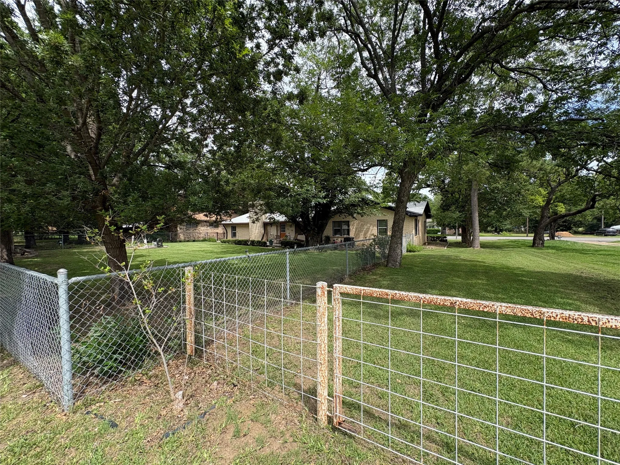 Single Family Residence For Sale in Eastland County , 323 S Fisher Street, Gorman, Texas 76454, 3 Bedroom, 2 Bathroom, 1 Garage spaces, 2,066 Sqft, built in 1960, mls#21293969, Real Estate Agent in Gorman, Homes For Sale in Eastland county, Homes For Sale in Gorman, Realtor in Gorman Texas, Real Estate Brokerage Independent Realty Texas, Luminita Cordes Realtor