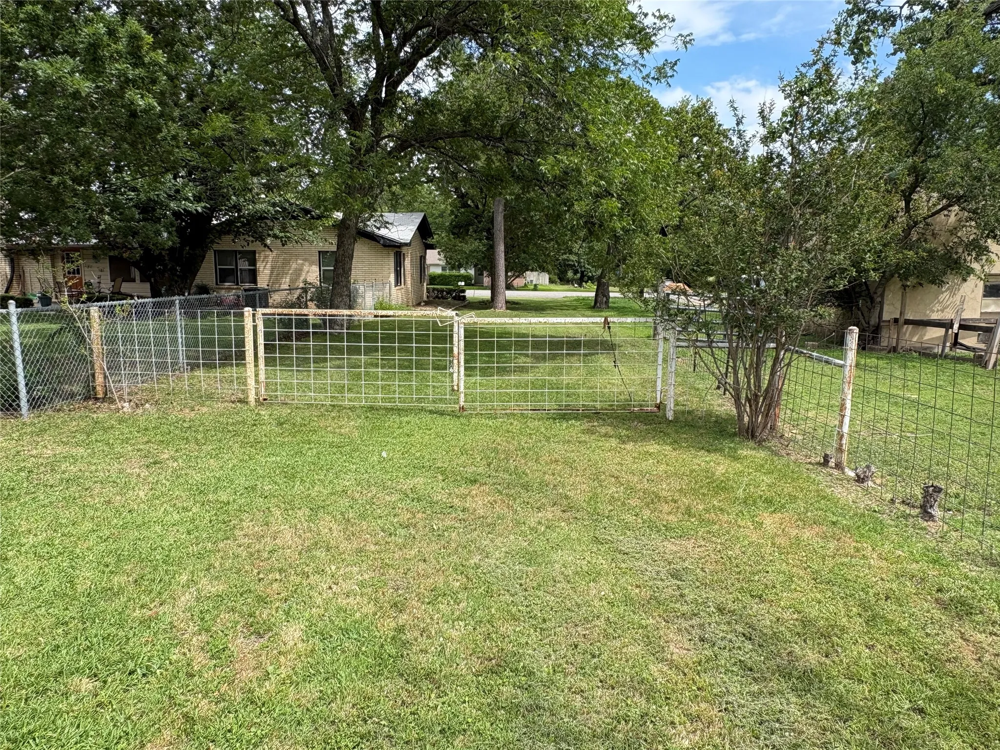 Single Family Residence For Sale in Eastland County , 323 S Fisher Street, Gorman, Texas 76454, 3 Bedroom, 2 Bathroom, 1 Garage spaces, 2,066 Sqft, built in 1960, mls#21293969, Real Estate Agent in Gorman, Homes For Sale in Eastland county, Homes For Sale in Gorman, Realtor in Gorman Texas, Real Estate Brokerage Independent Realty Texas, Luminita Cordes Realtor