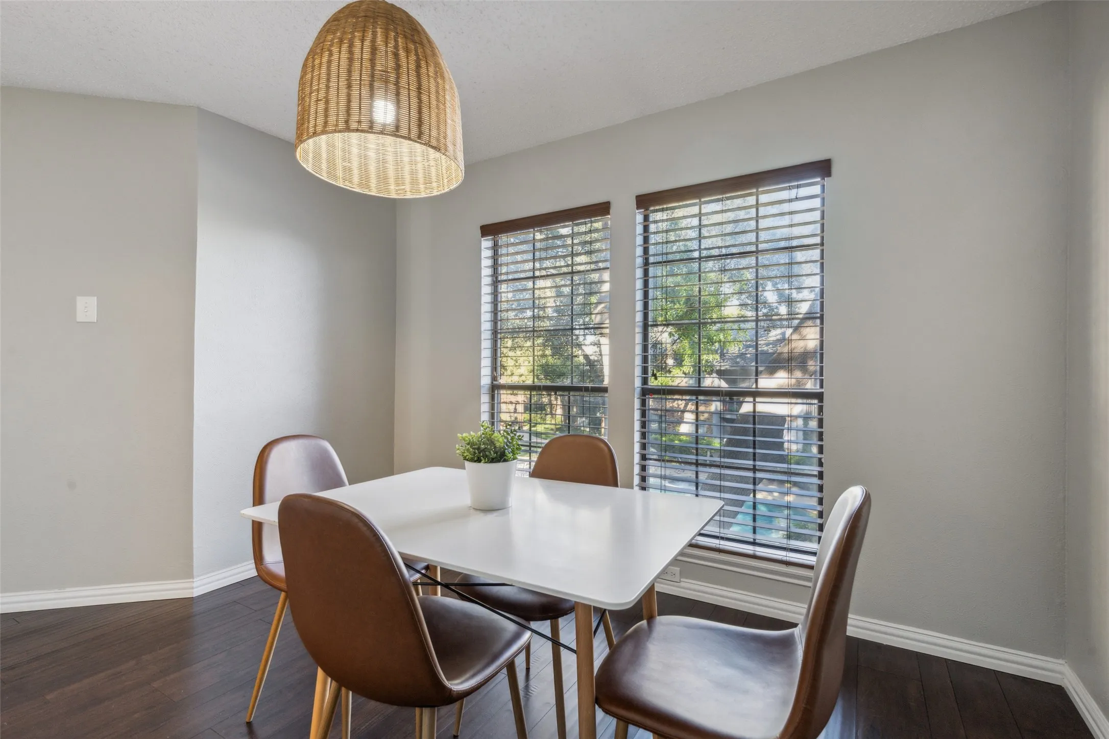 Condominium For Sale in Dallas County , 15151 Berry Trail 706, Dallas, Texas 75248, 2 Bedroom, 2 Bathroom, Garage spaces, 966 Sqft, built in 1980, mls#21287419, Real Estate Agent in Dallas, Homes For Sale in Dallas county, Homes For Sale in Dallas, Realtor in Dallas Texas, Real Estate Brokerage Independent Realty Texas, Luminita Cordes Realtor