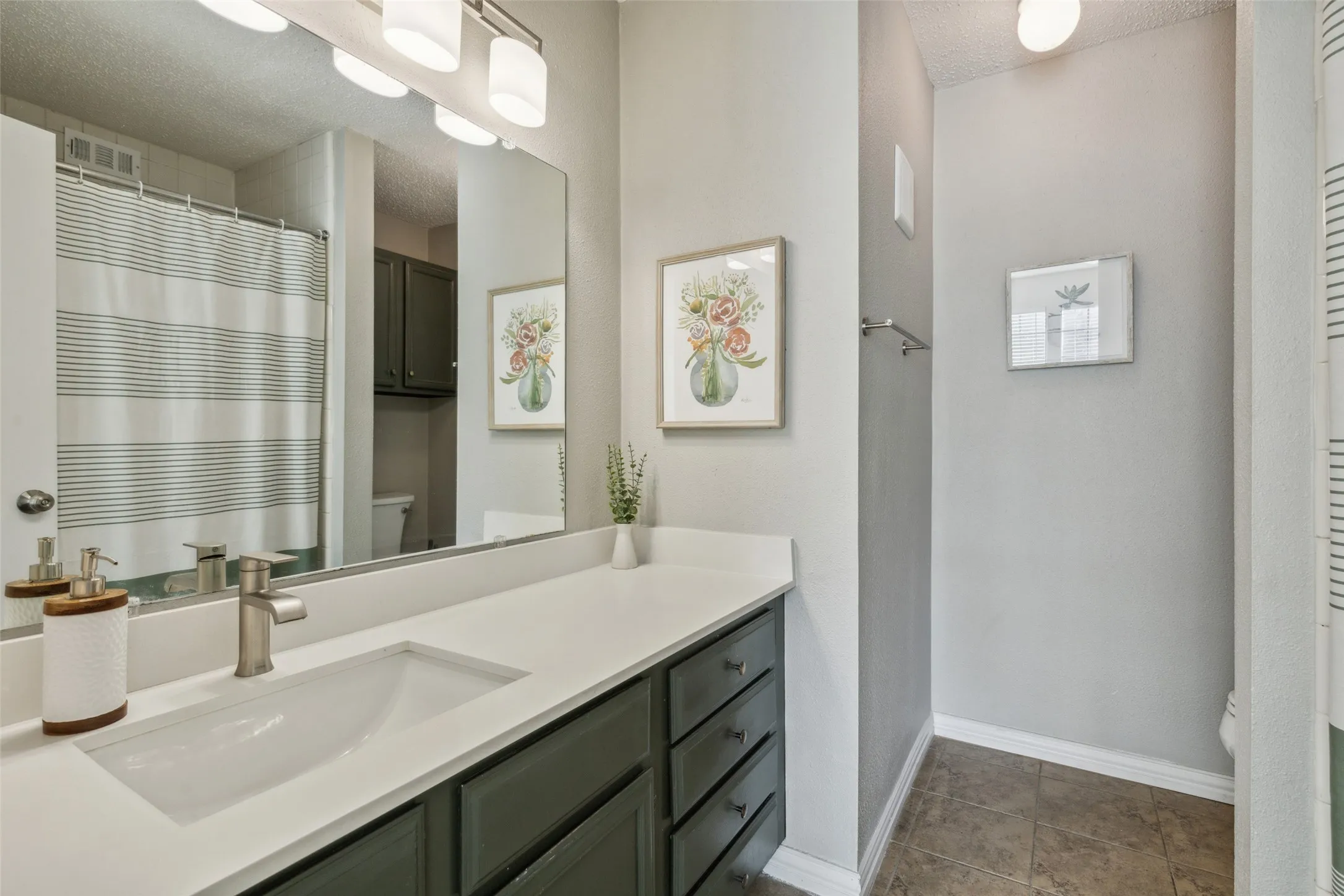 Condominium For Sale in Dallas County , 15151 Berry Trail 706, Dallas, Texas 75248, 2 Bedroom, 2 Bathroom, Garage spaces, 966 Sqft, built in 1980, mls#21287419, Real Estate Agent in Dallas, Homes For Sale in Dallas county, Homes For Sale in Dallas, Realtor in Dallas Texas, Real Estate Brokerage Independent Realty Texas, Luminita Cordes Realtor