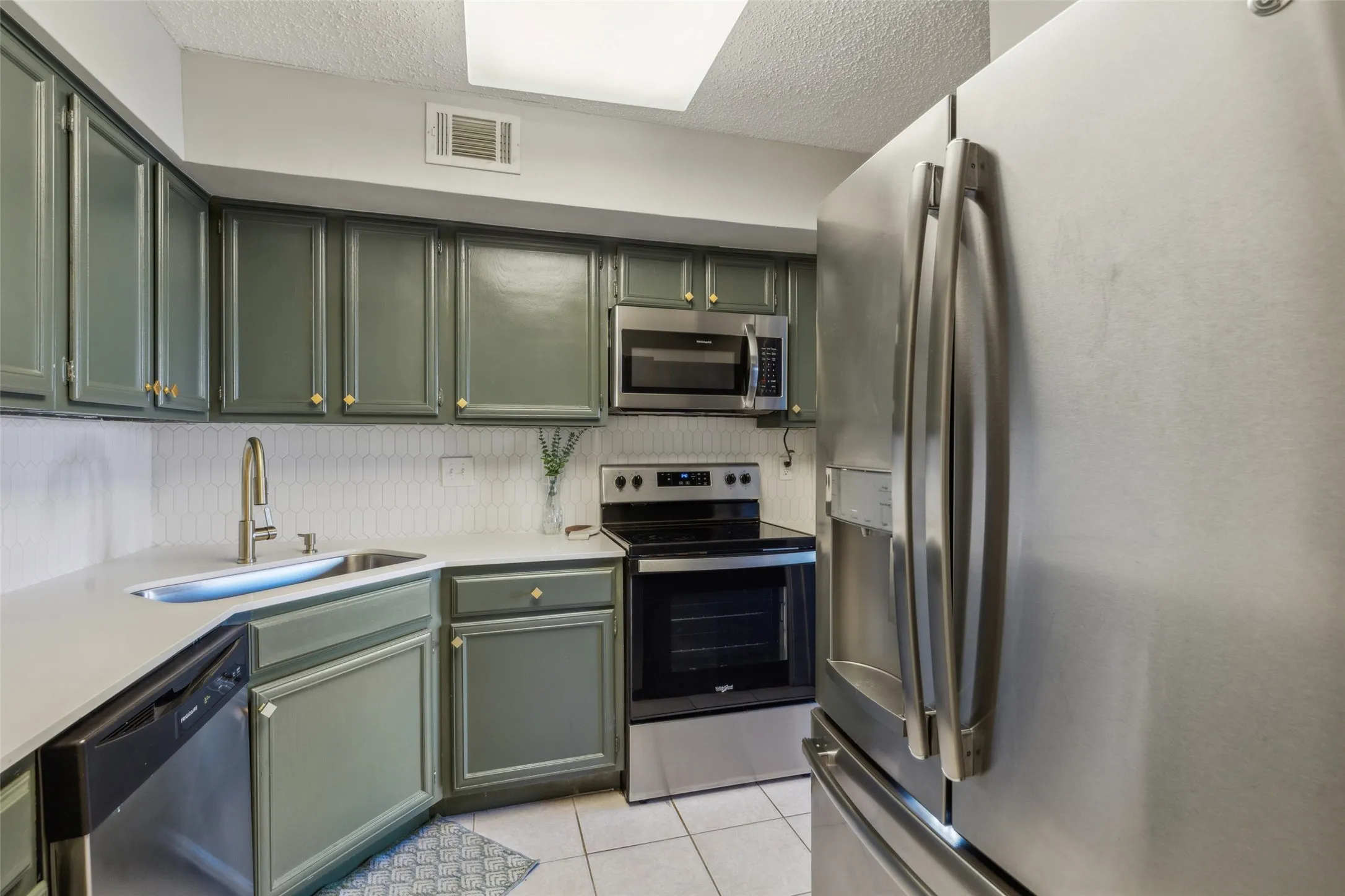 Condominium For Sale in Dallas County , 15151 Berry Trail 706, Dallas, Texas 75248, 2 Bedroom, 2 Bathroom, Garage spaces, 966 Sqft, built in 1980, mls#21287419, Real Estate Agent in Dallas, Homes For Sale in Dallas county, Homes For Sale in Dallas, Realtor in Dallas Texas, Real Estate Brokerage Independent Realty Texas, Luminita Cordes Realtor