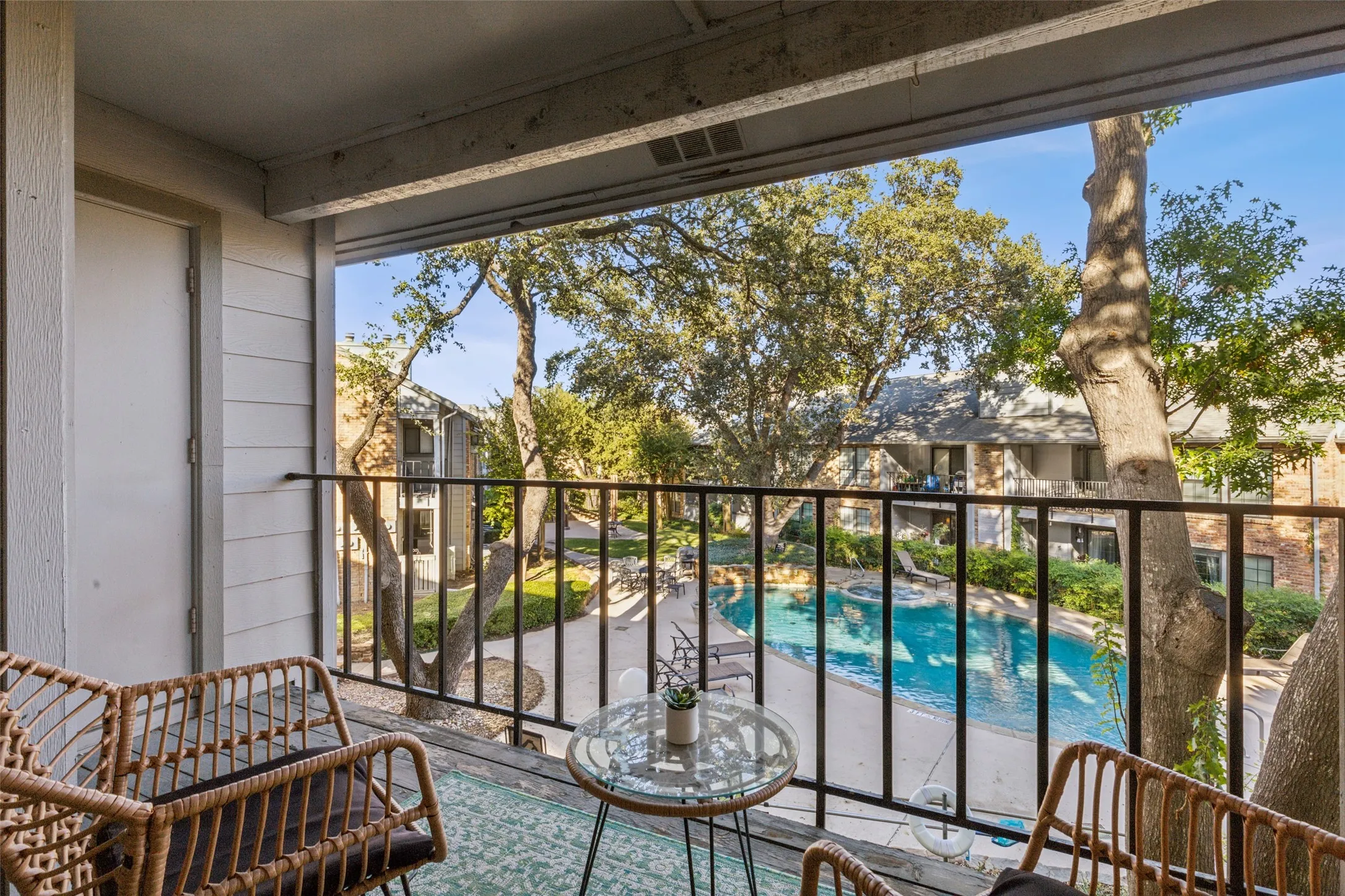 Condominium For Sale in Dallas County , 15151 Berry Trail 706, Dallas, Texas 75248, 2 Bedroom, 2 Bathroom, Garage spaces, 966 Sqft, built in 1980, mls#21287419, Real Estate Agent in Dallas, Homes For Sale in Dallas county, Homes For Sale in Dallas, Realtor in Dallas Texas, Real Estate Brokerage Independent Realty Texas, Luminita Cordes Realtor