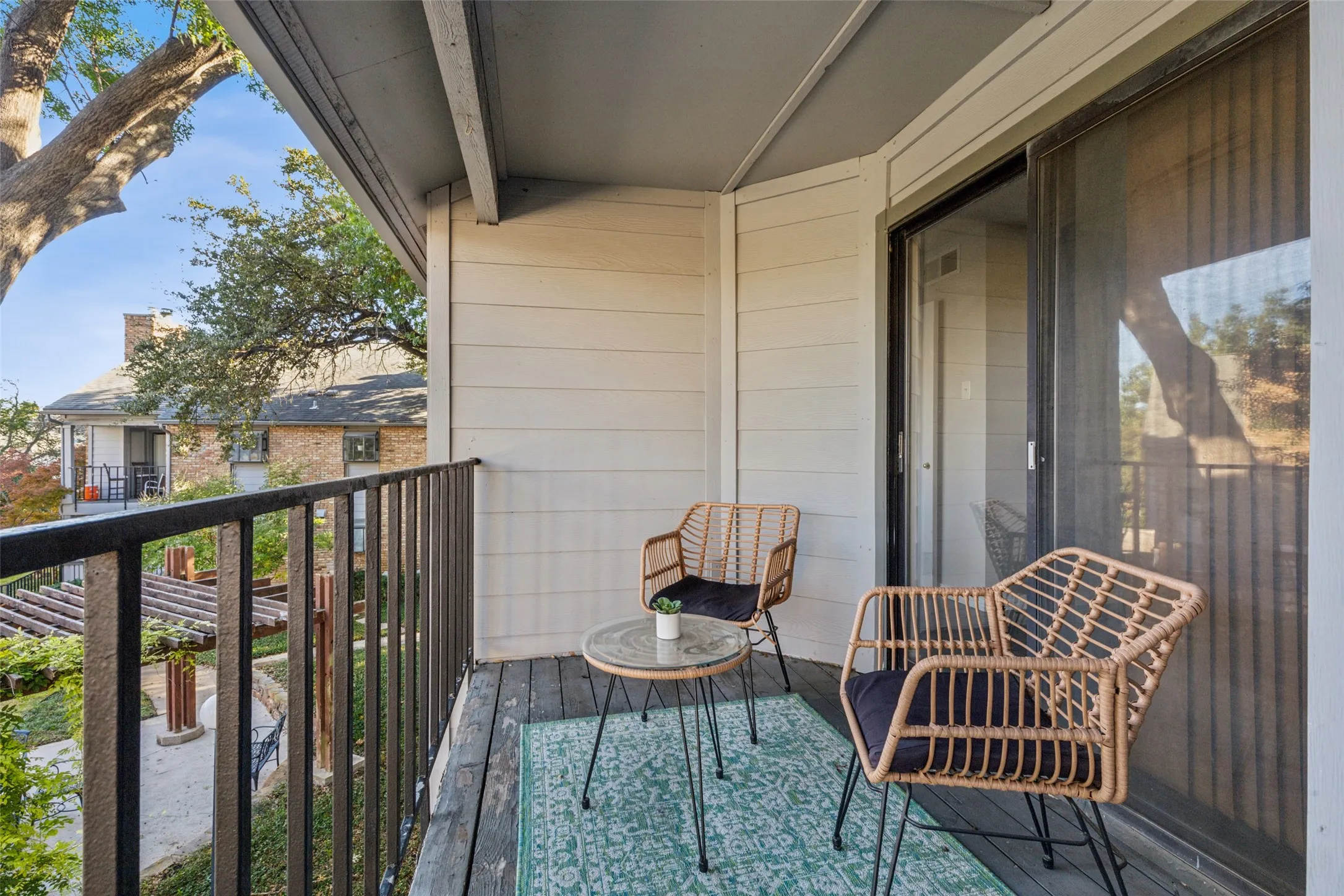 Condominium For Sale in Dallas County , 15151 Berry Trail 706, Dallas, Texas 75248, 2 Bedroom, 2 Bathroom, Garage spaces, 966 Sqft, built in 1980, mls#21287419, Real Estate Agent in Dallas, Homes For Sale in Dallas county, Homes For Sale in Dallas, Realtor in Dallas Texas, Real Estate Brokerage Independent Realty Texas, Luminita Cordes Realtor