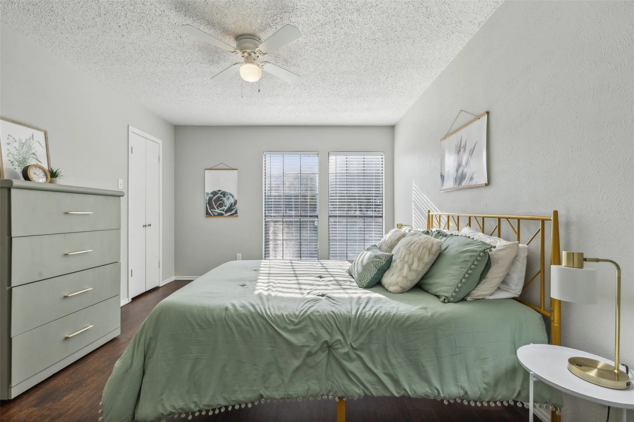 Condominium For Sale in Dallas County , 15151 Berry Trail 706, Dallas, Texas 75248, 2 Bedroom, 2 Bathroom, Garage spaces, 966 Sqft, built in 1980, mls#21287419, Real Estate Agent in Dallas, Homes For Sale in Dallas county, Homes For Sale in Dallas, Realtor in Dallas Texas, Real Estate Brokerage Independent Realty Texas, Luminita Cordes Realtor
