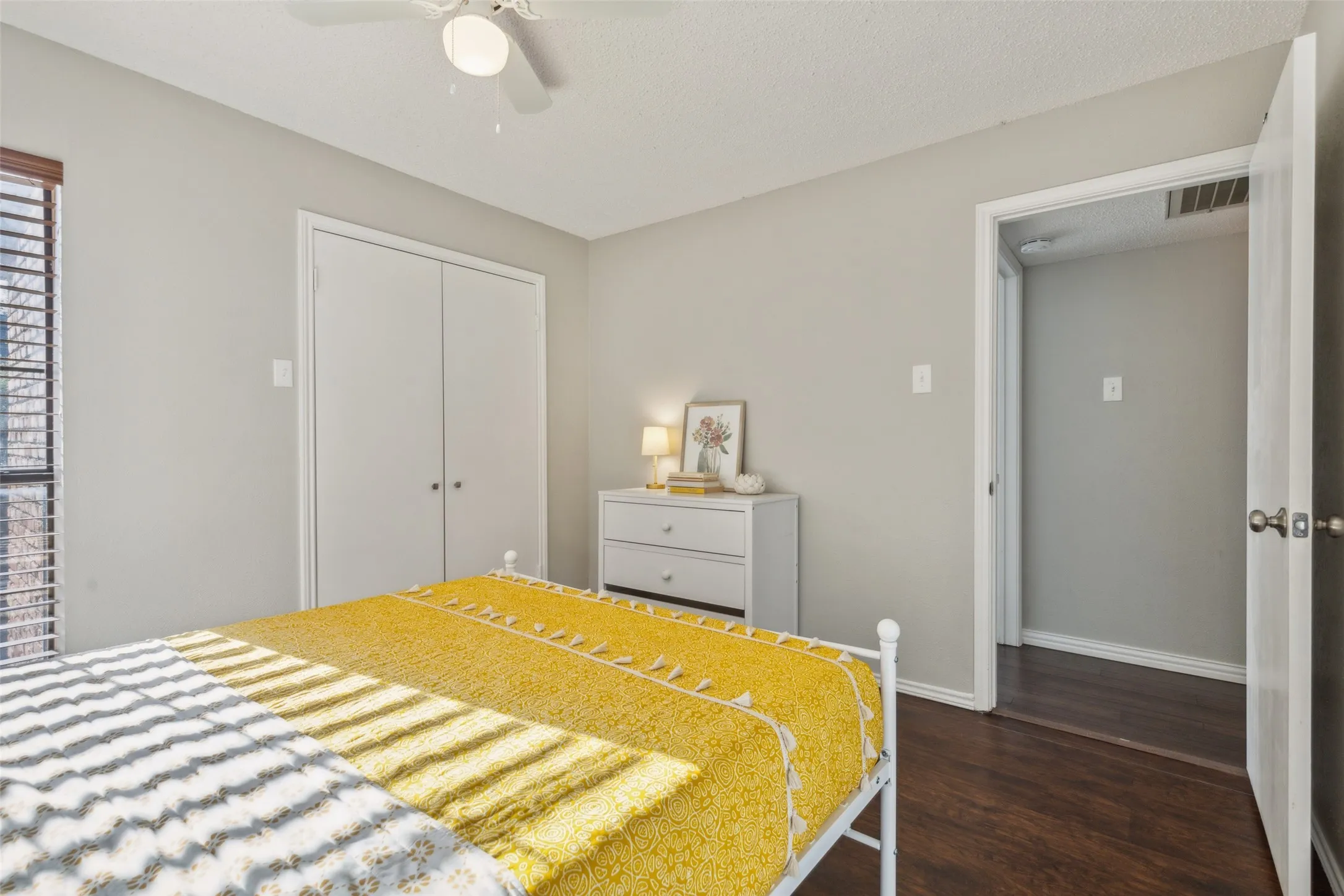 Condominium For Sale in Dallas County , 15151 Berry Trail 706, Dallas, Texas 75248, 2 Bedroom, 2 Bathroom, Garage spaces, 966 Sqft, built in 1980, mls#21287419, Real Estate Agent in Dallas, Homes For Sale in Dallas county, Homes For Sale in Dallas, Realtor in Dallas Texas, Real Estate Brokerage Independent Realty Texas, Luminita Cordes Realtor