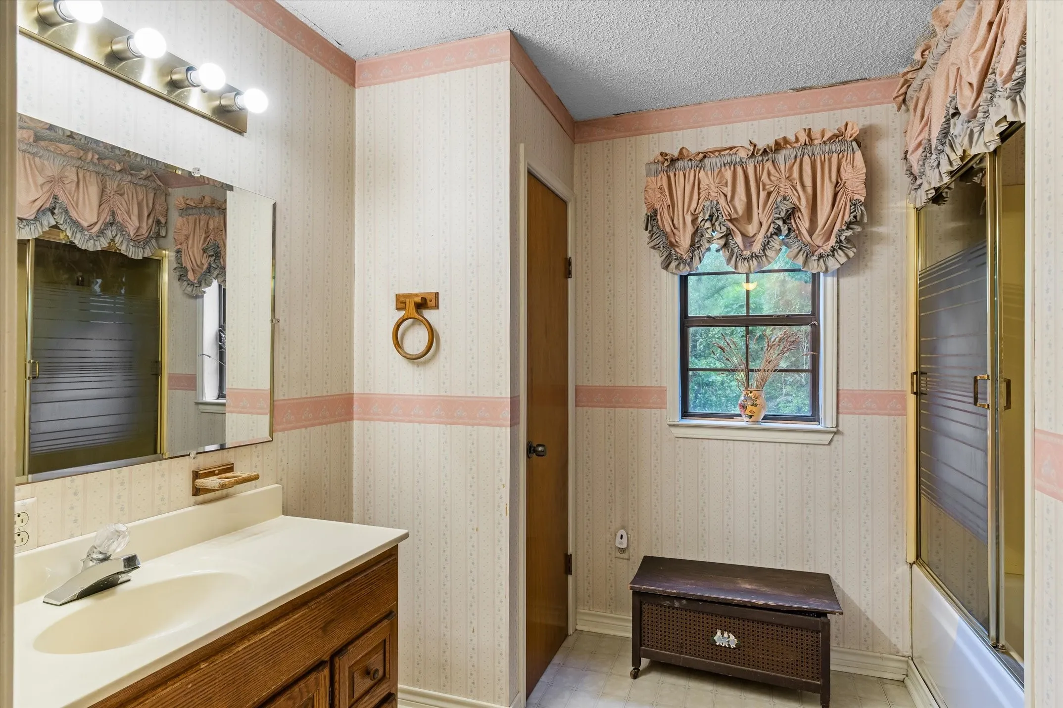 Upstairs full bath.