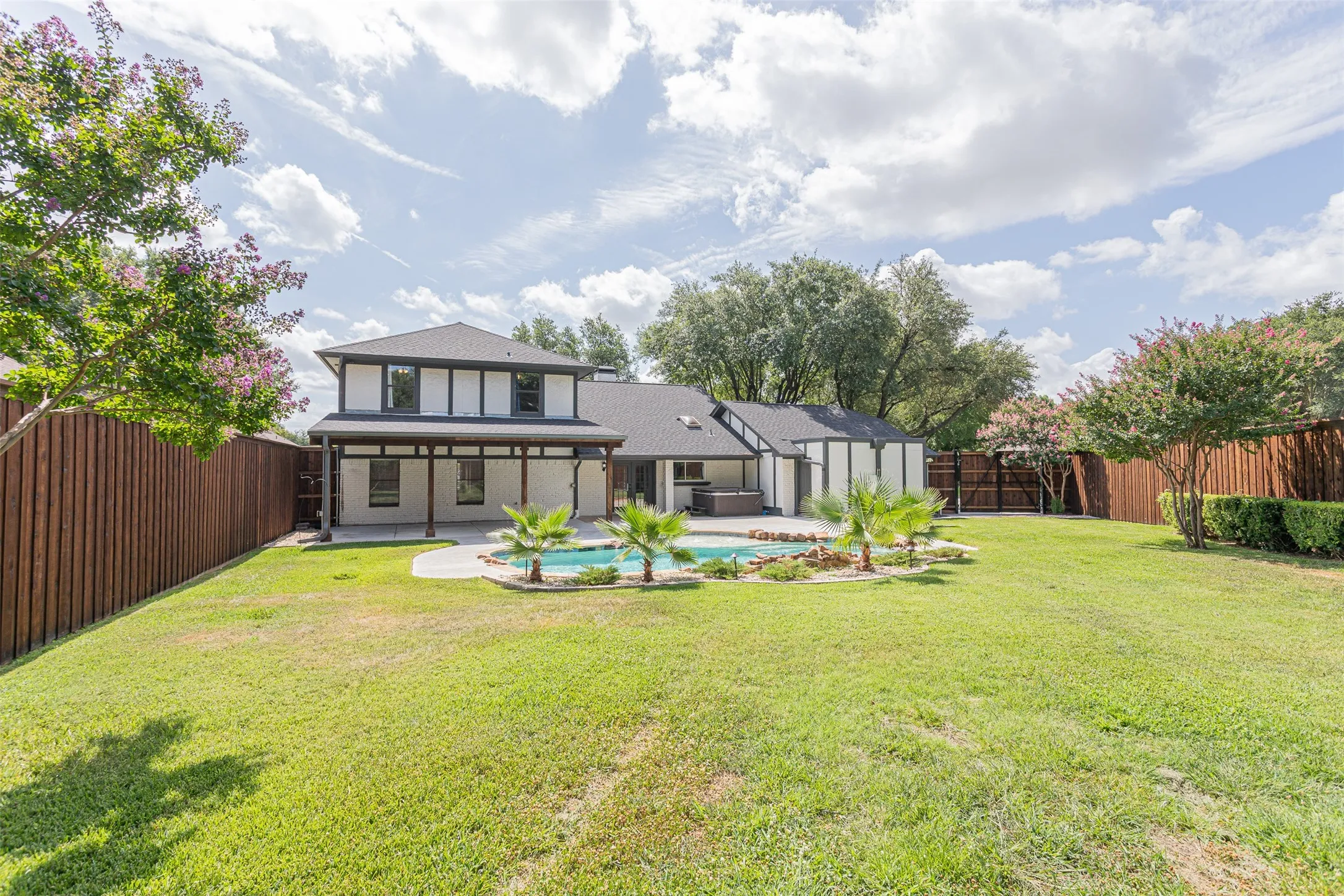 Large backyard offering expansive green space.