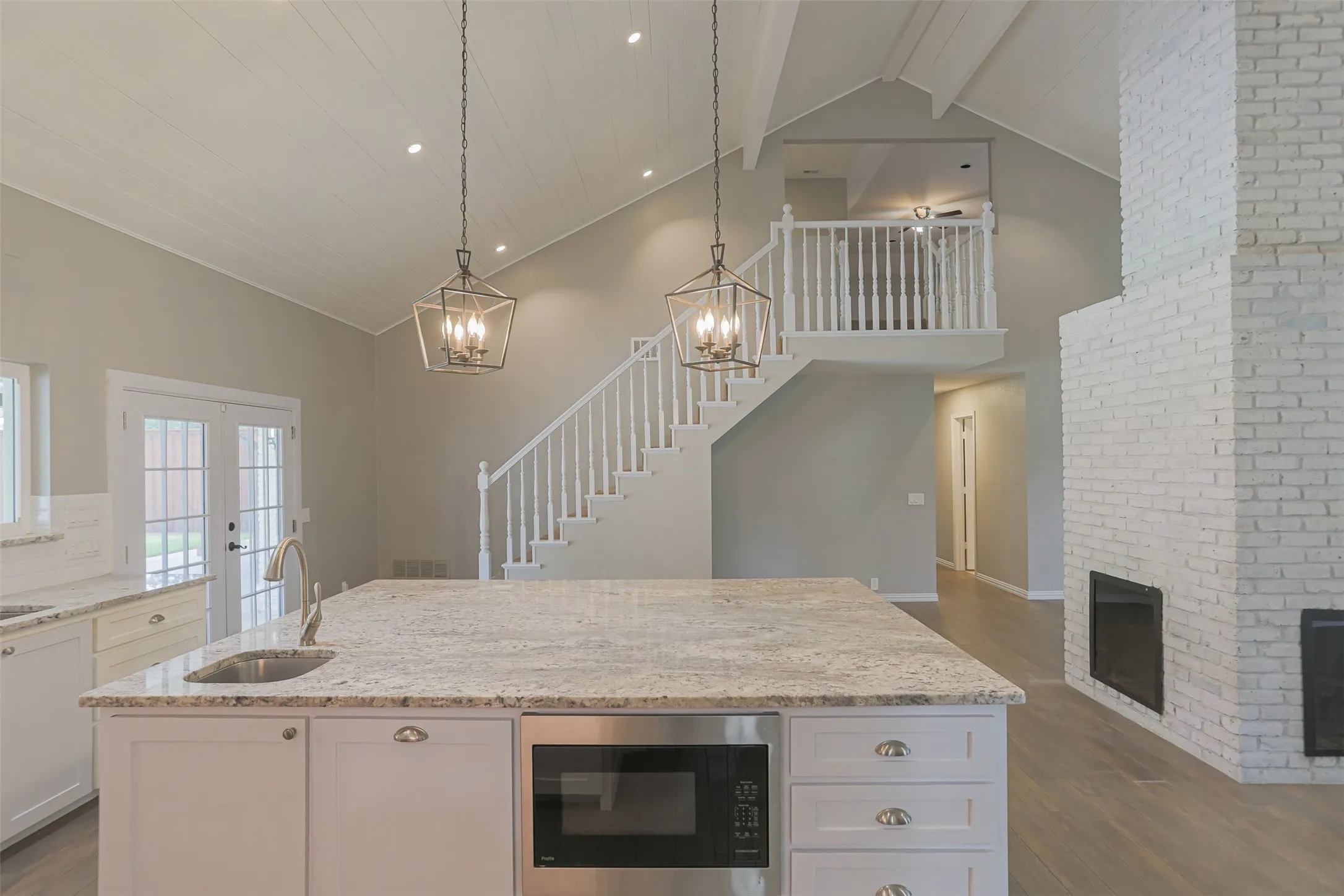 Large island overlooking the dining area, perfect for entertaining.