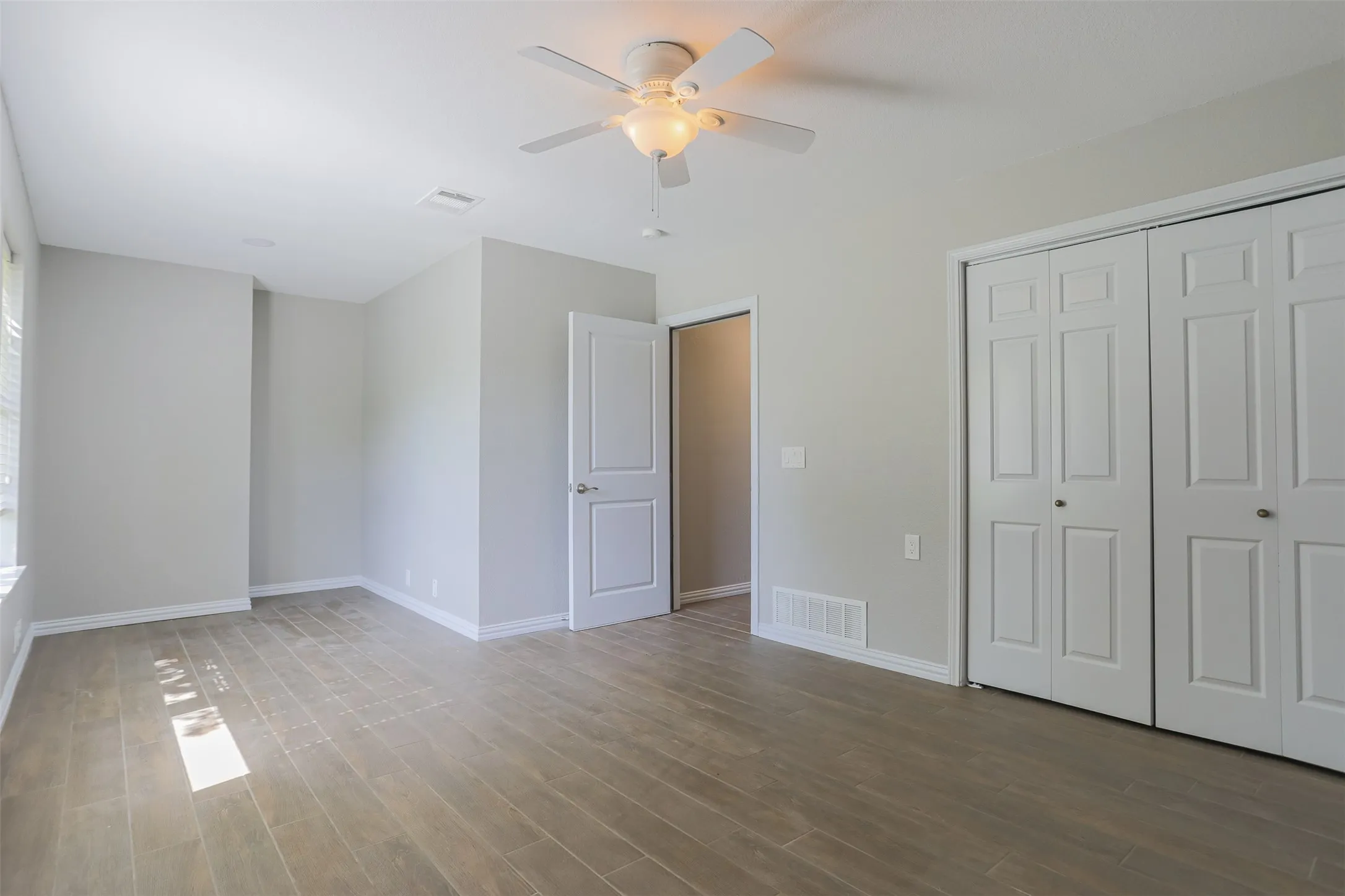 Multi-purpose flex room offering endless possibilities, including a home gym, guest suite, or extra bedroom.
