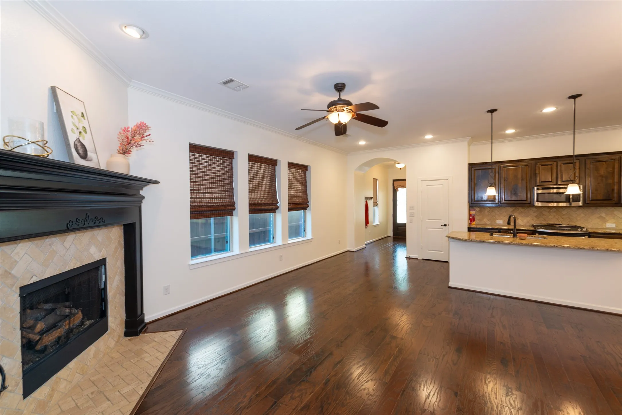 Single Family Residence For Rent in Tarrant County , 1008 Lone Ivory Trail, Arlington, Texas 76005, 3 Bedroom, 2 Bathroom, 2 Garage spaces, 1,638 Sqft, built in 2014, mls#21294028, Real Estate Agent in Arlington, Homes For Rent in Tarrant county, Homes For Rent in Arlington, Realtor in Arlington Texas, Real Estate Brokerage Independent Realty Texas, Luminita Cordes Realtor