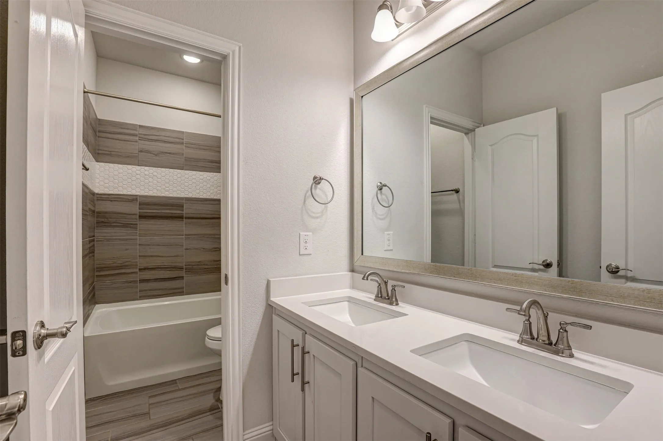 Single Family Residence For Sale in Tarrant County , 11509 Falcon Trace Drive, Fort Worth, Texas 76244, 4 Bedroom, 3 Bathroom, 2 Garage spaces, 3,368 Sqft, built in 2022, mls#21292317, Real Estate Agent in Fort Worth, Homes For Sale in Tarrant county, Homes For Sale in Fort Worth, Realtor in Fort Worth Texas, Real Estate Brokerage Independent Realty Texas, Luminita Cordes Realtor